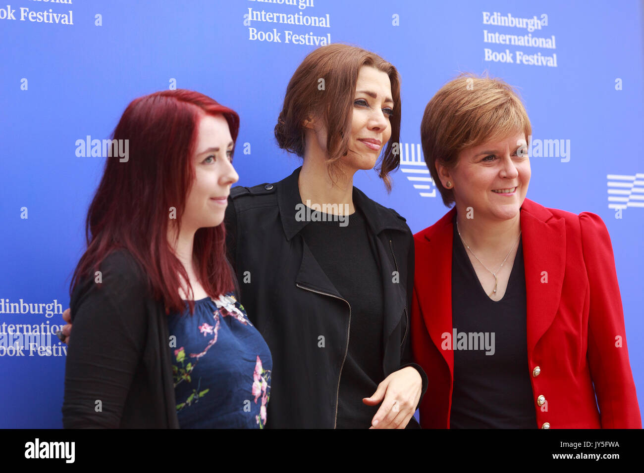 Edimburgo, Scozia il 18 agosto. Giorno 7 Edinburgh International Book Festival. Nella foto: Heather McDaid scrittore, Elif Shafak scrittore e Nicola Storione Primo Ministro di Scozia. Credito: pak@ Mera/Alamy Live News Foto Stock