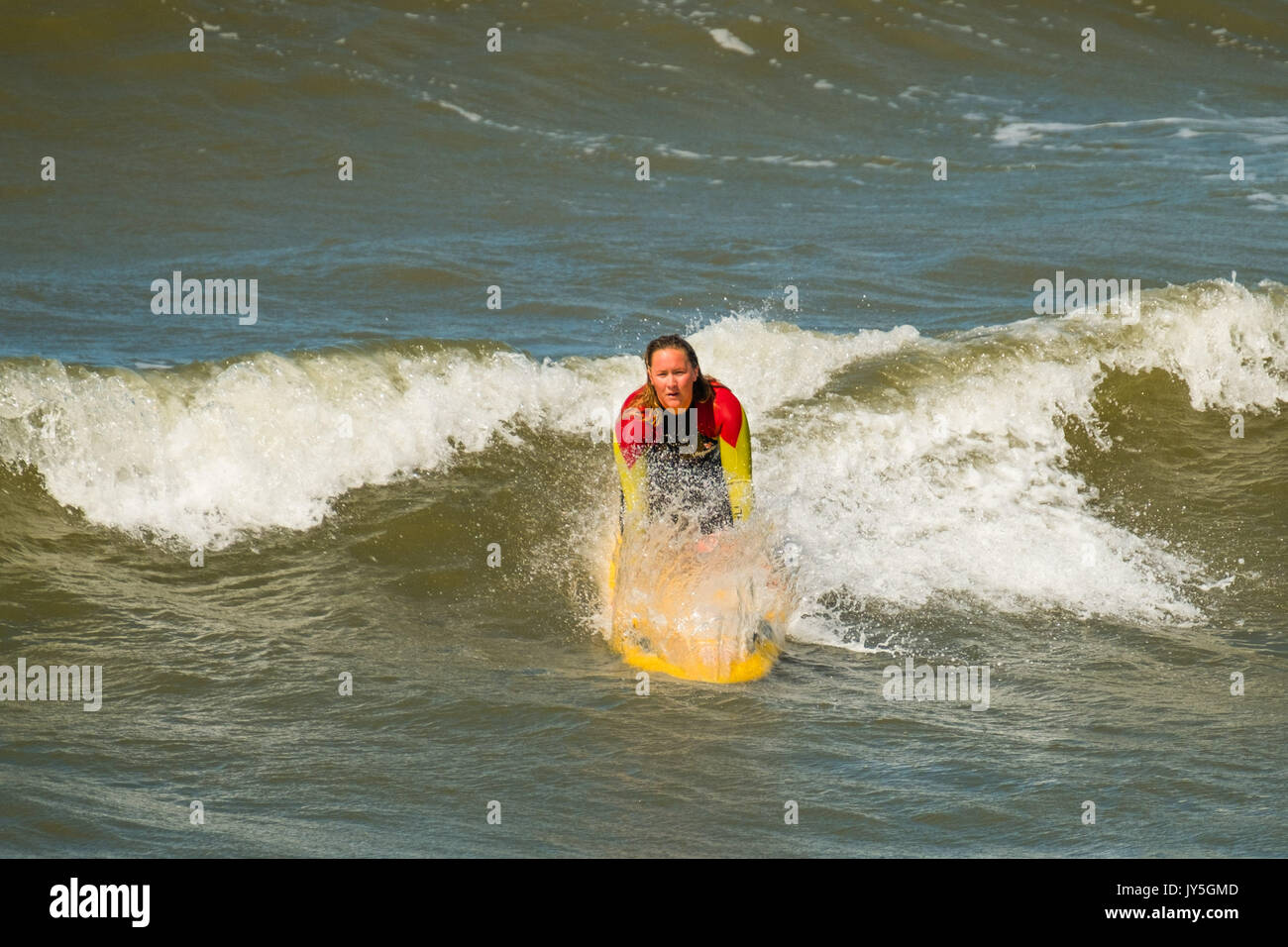 Aberstywyth, Wales, Regno Unito. Il 18 agosto, 2017. Una giornata di vento in Aberystwyth Wales Aberystwyth Wales UK, venerdì 18 agosto 2017 UK Meteo: la deludente 2017 estate continua nella sua forma non liquidate con forti venti che soffiano su Aberystwyth sulla costa occidentale del Galles. Bagnino RNLI LIS JAMES mantiene attiva paddle imbarco sull' onde ruggenti Photo credit: Keith Morris/Alamy Live News Foto Stock