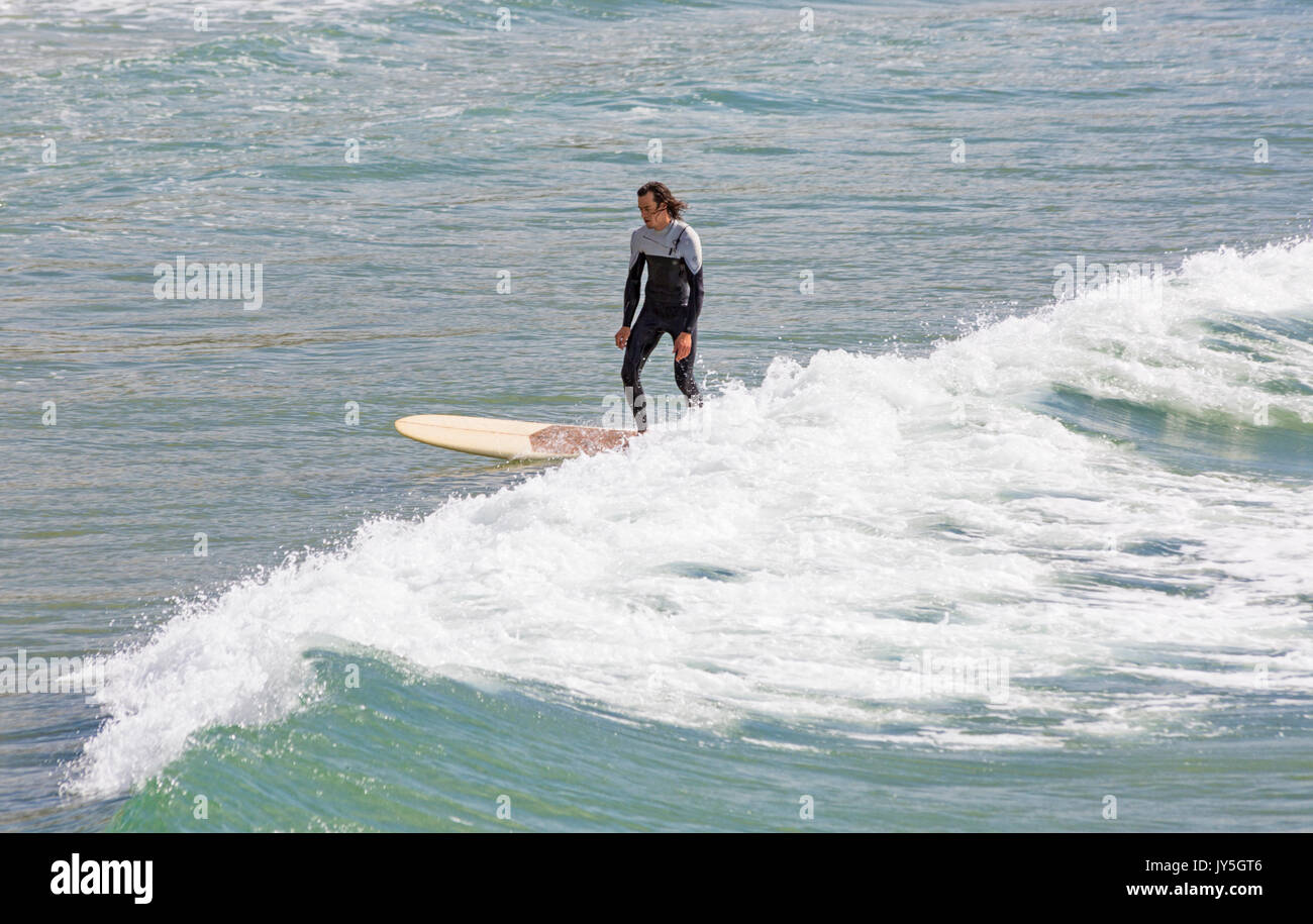 Bournemouth Dorset, Regno Unito. 18 Agosto, 2017. Regno Unito: meteo soleggiato, ma breezy day a Bournemouth spiagge, come un surfista rende la maggior parte delle condizioni di credito: Carolyn Jenkins/Alamy Live News Foto Stock
