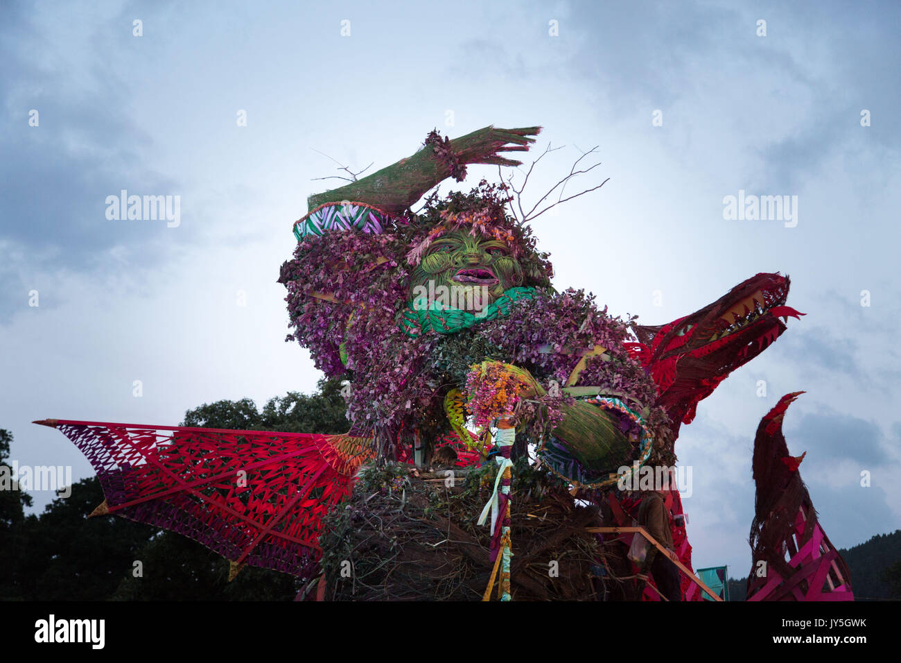 Glanusk Park, Brecon Galles, 17 agosto 2017. L'inizio dell'uomo verde music festival in Brecon Beacons Montagne in Galles. Questo anno il gigante di vimini e l uomo è nella forma di un drago. Essa è il giorno prima la musica inizia ufficialmente e il sell-out folla di 20.000 venuti preparati per un fine settimana di maltempo. Credito: Rob Watkins/Alamy Live News Foto Stock