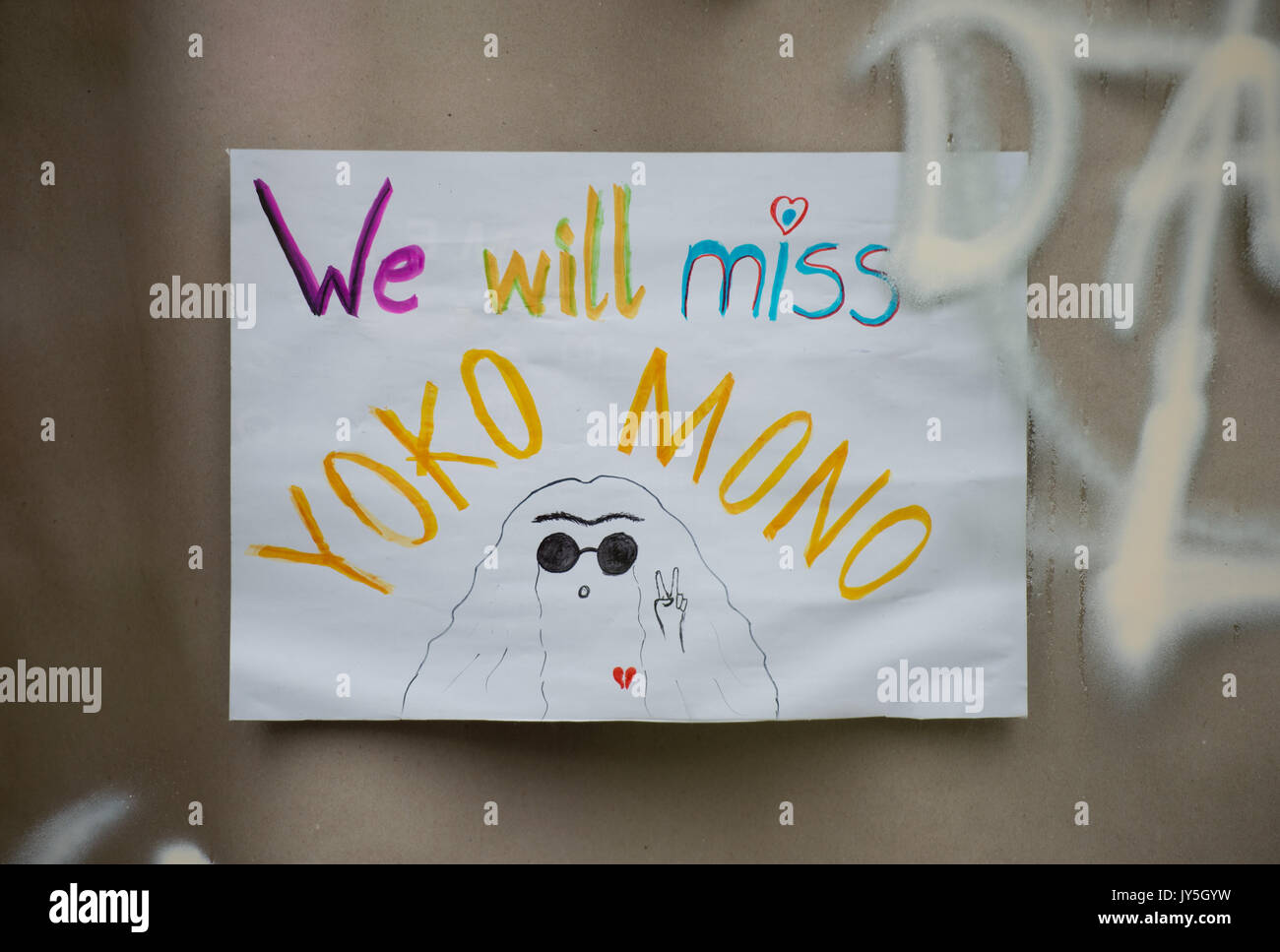 Un segno con il testo "ci mancherà Yoko Mono' appeso da una finestra del famoso ritrovo 'Yoko Mono Bar' ad Amburgo, Germania, 18 agosto 2017. Il bar ha dovuto modificare il suo nome a seguito di una denuncia presentata da John Lennon's Yoko. Foto: Daniel Reinhardt/dpa Foto Stock