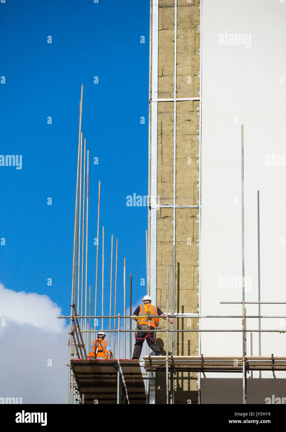 Regno Unito: rivestimento essendo rimosso dalla torre dei blocchi a Kennedy Gardens in Billingham, a nord-est dell' Inghilterra. Foto Stock