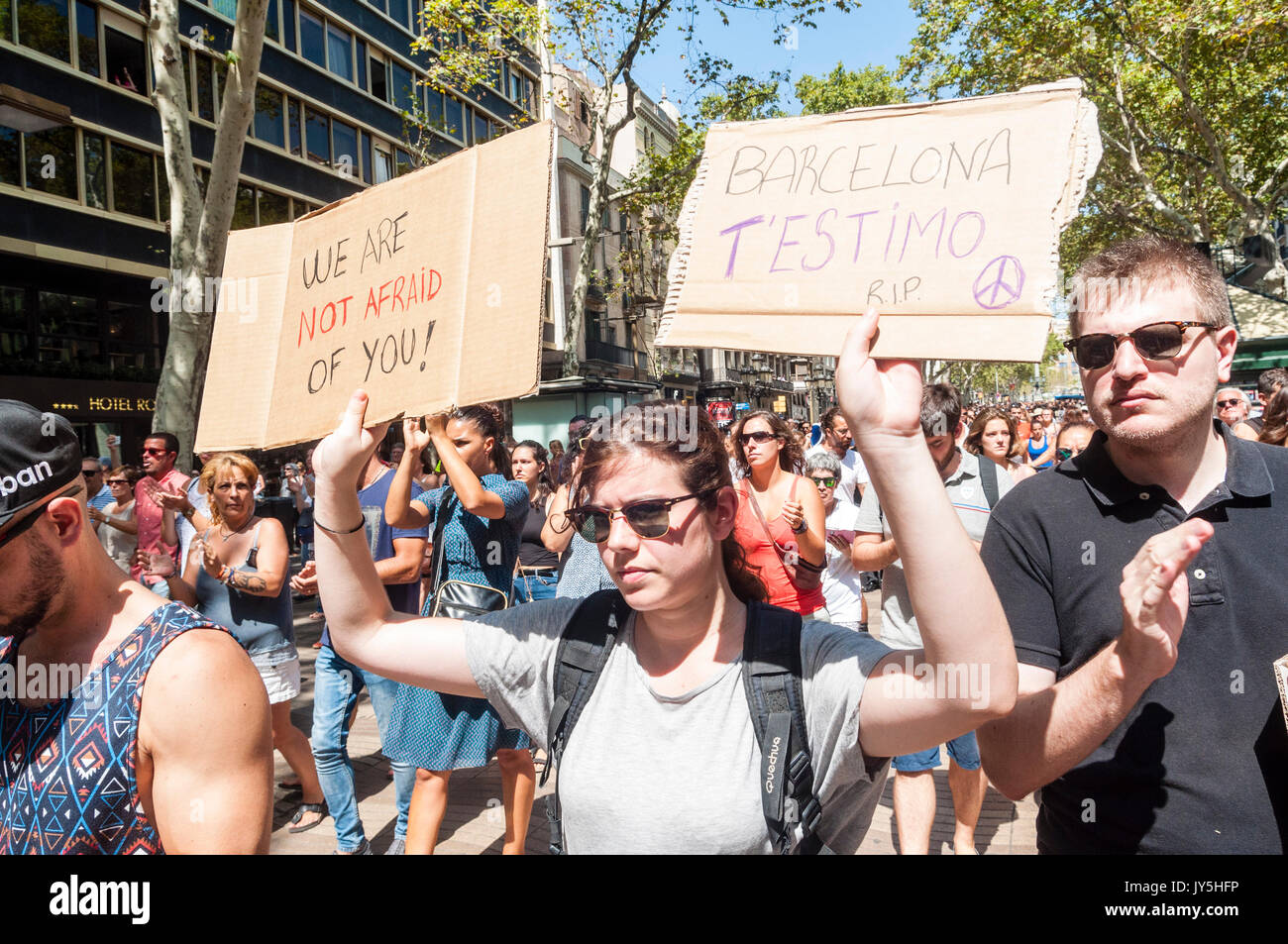 Barcellona, ​​Spain. Agosto 18, 2017. Migliaia di persone scendono su Las Ramblas verso il punto dove il furgone è stato fermato che impegna l'attacco del 17 agosto 2017, il Pla de la Boqueria a Las Ramlas de Barcelona, ​​in anteriore del Liceo. Credito: Cisco Pelay / Alamy Live News Foto Stock