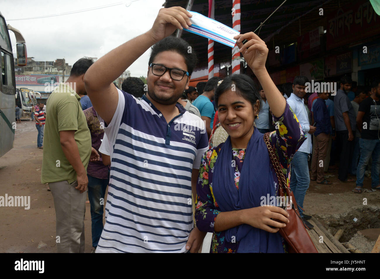 Dacca in Bangladesh. 18 Agosto, 2017. Un paio di mostrare i loro biglietti del bus davanti di Eid-ul-Azha Gabtoli alla stazione degli autobus di Dacca, capitale del Bangladesh, in Agosto 18, 2017. Come il santo Eid-ul-Azha è il disegno vicino, Bangladesh avviato avanzate di vendita dei biglietti del treno e dell'autobus venerdì per assicurare un facile viaggio gratuito per i milioni di persone che si raduneranno a casa per celebrare una delle più grandi feste religiose con i loro parenti. Credito: Salim Reza/Xinhua/Alamy Live News Foto Stock