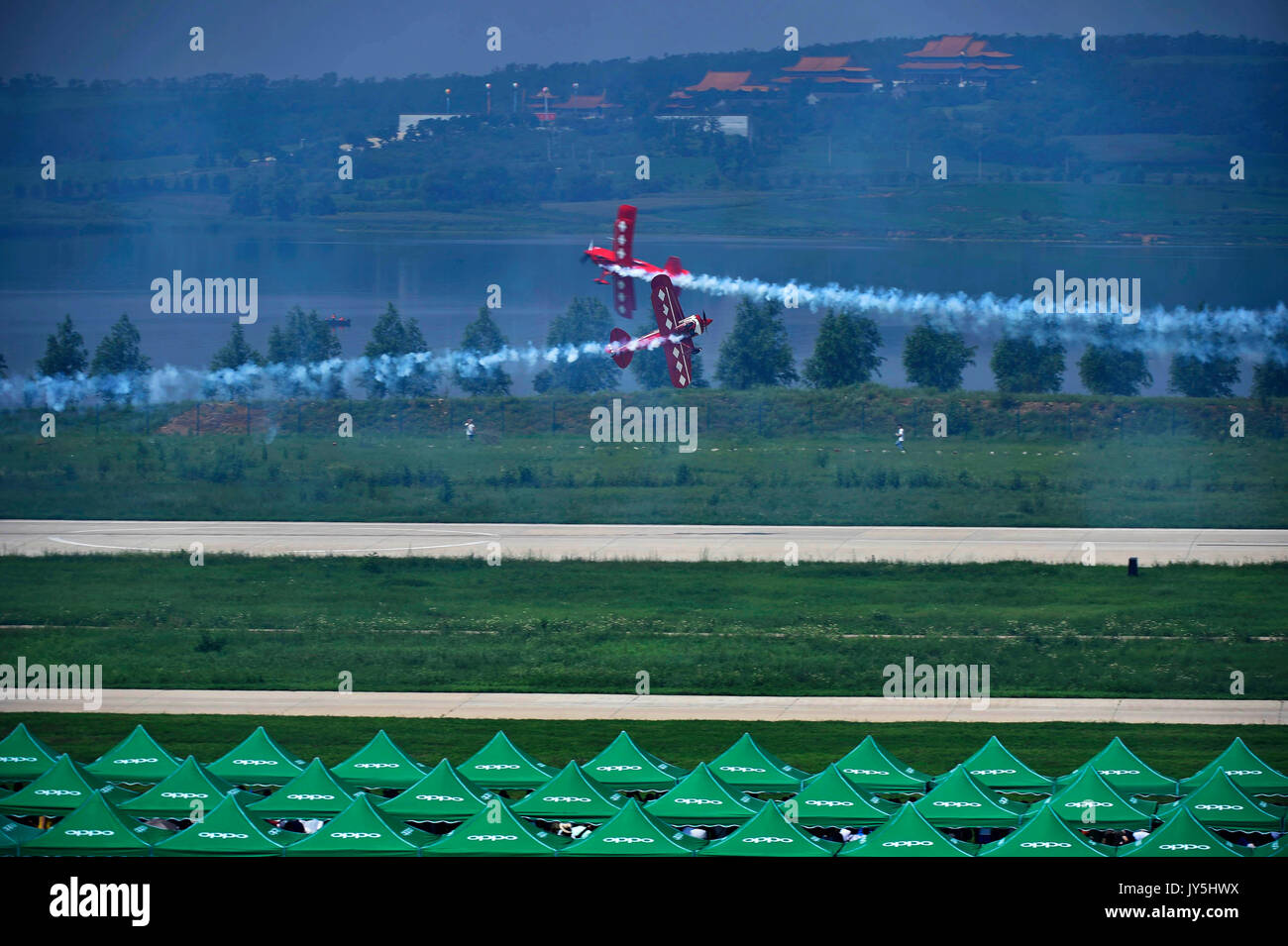 Shenyang. 18 Agosto, 2017. Squadron membri eseguire volo acrobatico durante il sesto volo Faku Conferenza a Shenyang, capitale del nord-est della Cina di Provincia di Liaoning. La tre giorni di conferenza di volo che ha dato dei calci a fuori qui Venerdì, ha attratto molti squadroni oltremare nonché il settore di volo espositori. Credito: lunga Lei/Xinhua/Alamy Live News Foto Stock