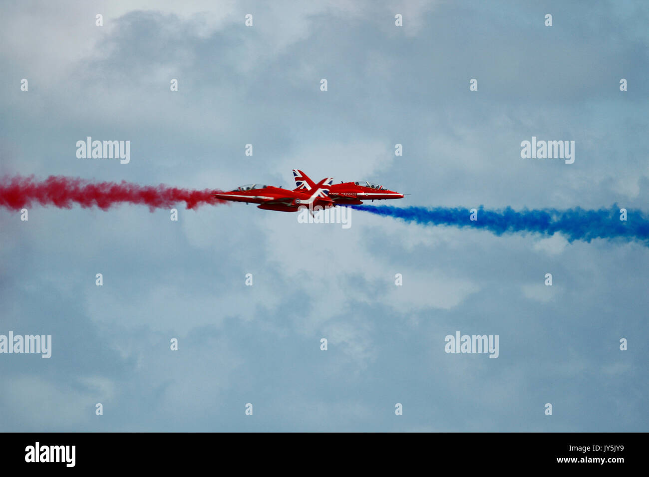 Eastbourne, Regno Unito. 18 Agosto, 2017. Regno Unito meteo. Giorno 2 dell'Airshow di Eastbourne ha visto un display da frecce rosse. Eastbourne, East Sussex, UK Credit: Ed Brown/Alamy Live News Foto Stock