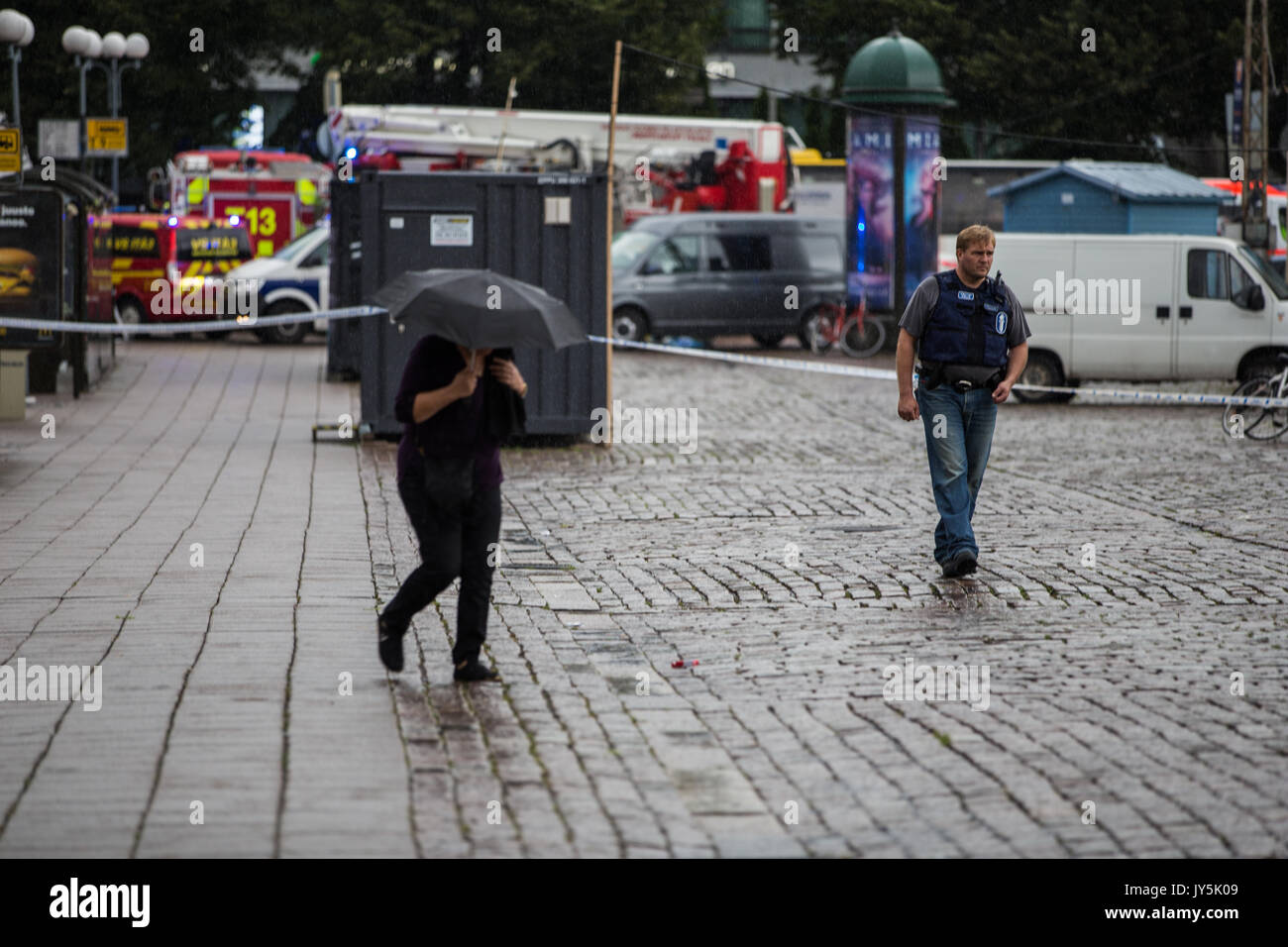 Turku, Finlandia. 18 agosto 2017. Pattuglia di polizia e la guida di persone intorno a Turku piazza del mercato. Due persone sono state uccise e sei altri feriti in un attacco di coltello a Turku piazza del mercato e Puutori. La polizia è stata in grado di fermare il pirata informatico entro pochi minuti dopo la prima chiamata di emergenza da lui di scatto alla coscia. Credito: Jarmo Piironen/Alamy Live News Foto Stock