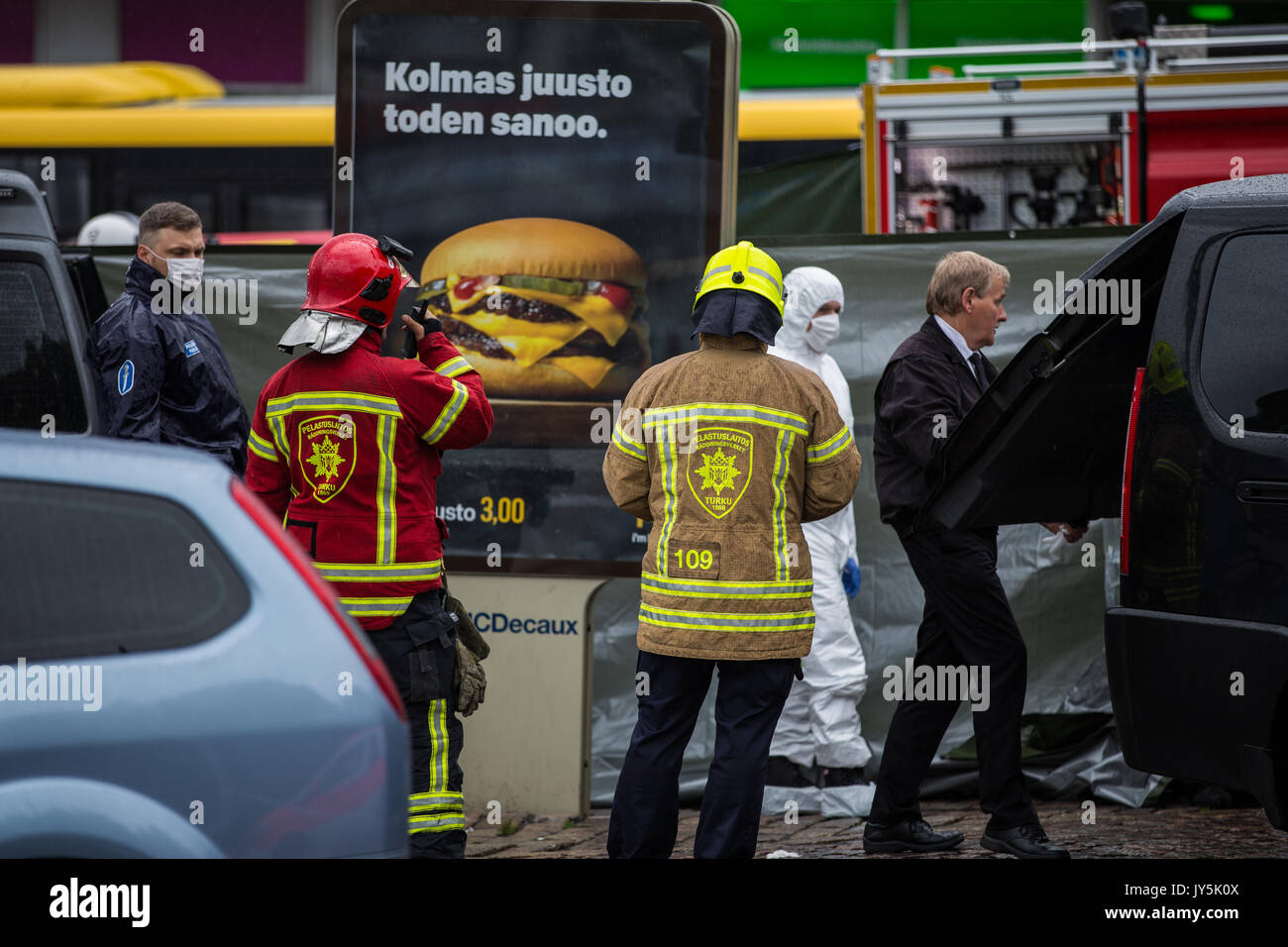 Turku, Finlandia. 18 agosto 2017. Vittima dell'attacco di coltello che viene spostato in una vehice in Turku piazza del mercato. Due persone sono state uccise e sei altri feriti in un attacco di coltello a Turku piazza del mercato e Puutori. La polizia è stata in grado di fermare il pirata informatico entro pochi minuti dopo la prima chiamata di emergenza da lui di scatto alla coscia. Credito: Jarmo Piironen/Alamy Live News Foto Stock