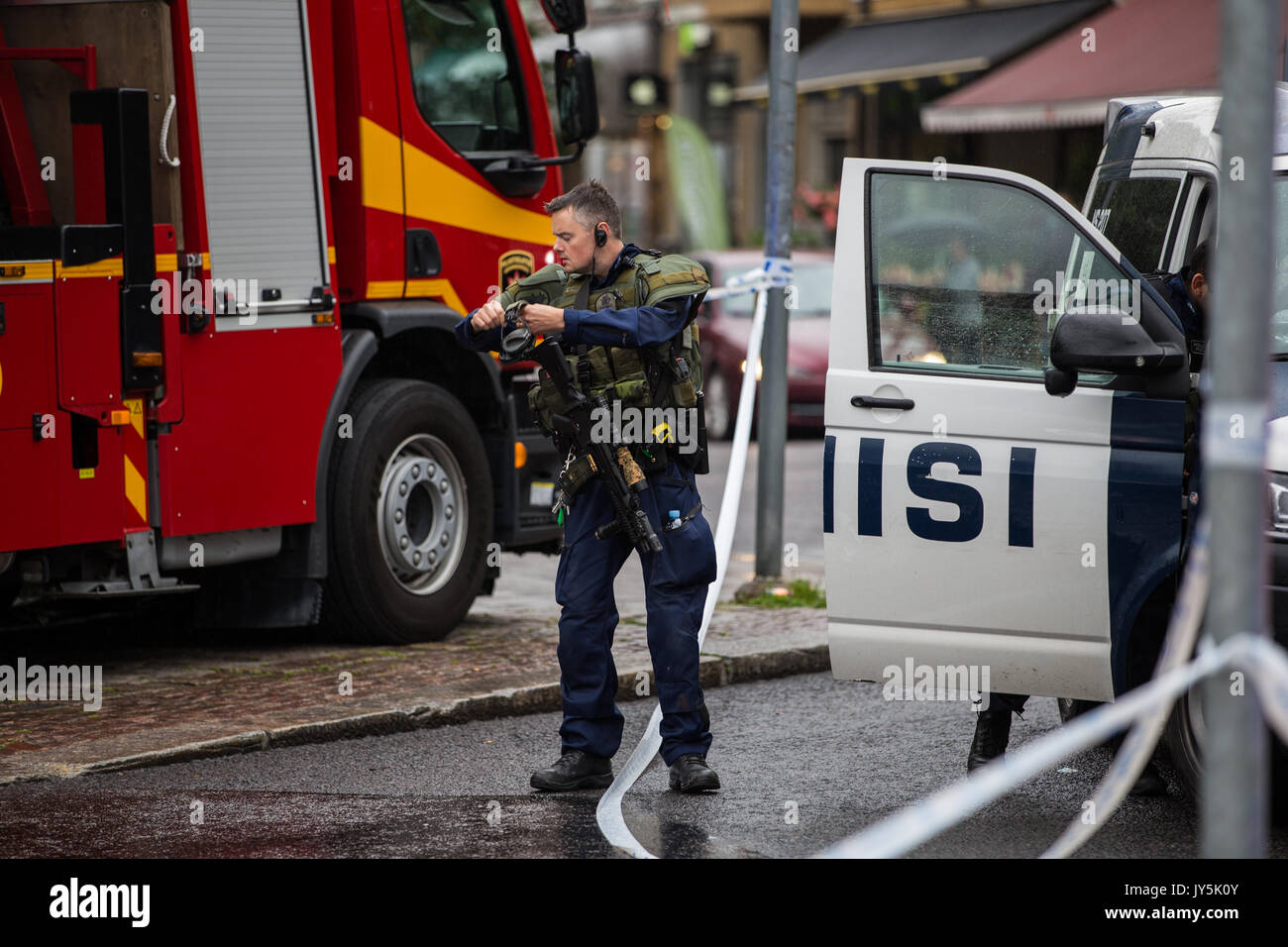 Turku, Finlandia. 18 agosto 2017. Tra poliziotti armati di guardia sulla scena di attacco di coltello in Turku piazza del mercato. Due persone sono state uccise e sei altri feriti in un attacco di coltello a Turku piazza del mercato e Puutori. La polizia è stata in grado di fermare il pirata informatico entro pochi minuti dopo la prima chiamata di emergenza da lui di scatto alla coscia. Credito: Jarmo Piironen/Alamy Live News Foto Stock