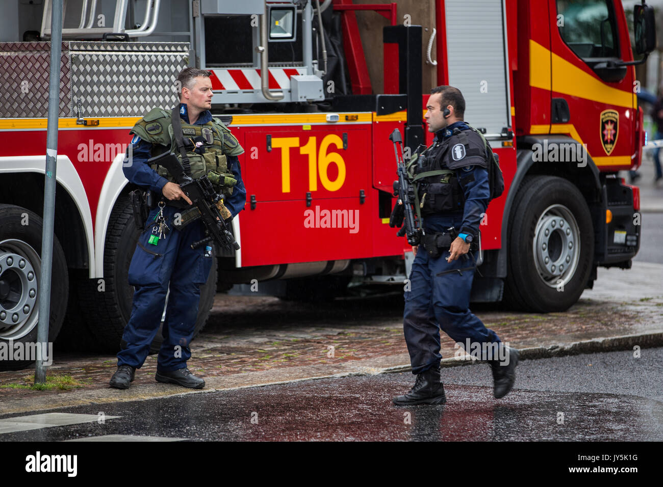 Turku, Finlandia. 18 agosto 2017. Tra poliziotti armati di guardia sulla scena di attacco di coltello in Turku piazza del mercato. Due persone sono state uccise e sei altri feriti in un attacco di coltello a Turku piazza del mercato e Puutori. La polizia è stata in grado di fermare il pirata informatico entro pochi minuti dopo la prima chiamata di emergenza da lui di scatto alla coscia. Credito: Jarmo Piironen/Alamy Live News Foto Stock