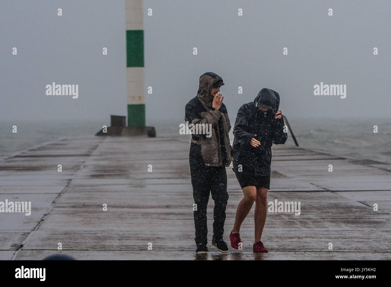 Aberystwyth Wales UK, venerdì 18 agosto 2017 UK Meteo: la deludente 2017 estate continua nella sua forma non liquidate con gale force venti e tempeste portando enormi onde si infrangono in mare difese in Aberystwyth Wales sulla costa occidentale del Galles. Più unseasonal maltempo è previsto per domenica, come l'estremità di coda della tempesta tropicale Gert colpisce la Gran Bretagna foto © Keith Morris / Alamy Live News Foto Stock