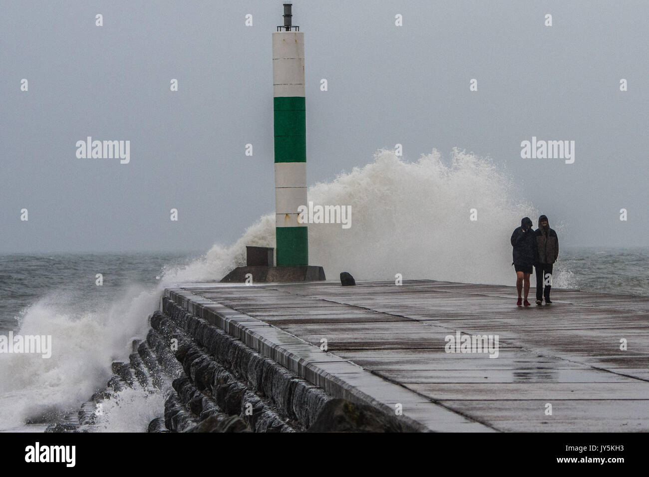 Aberystwyth Wales UK, venerdì 18 agosto 2017 UK Meteo: la deludente 2017 estate continua nella sua forma non liquidate con gale force venti e tempeste portando enormi onde si infrangono in mare difese in Aberystwyth Wales sulla costa occidentale del Galles. Più unseasonal maltempo è previsto per domenica, come l'estremità di coda della tempesta tropicale Gert colpisce la Gran Bretagna foto © Keith Morris / Alamy Live News Foto Stock