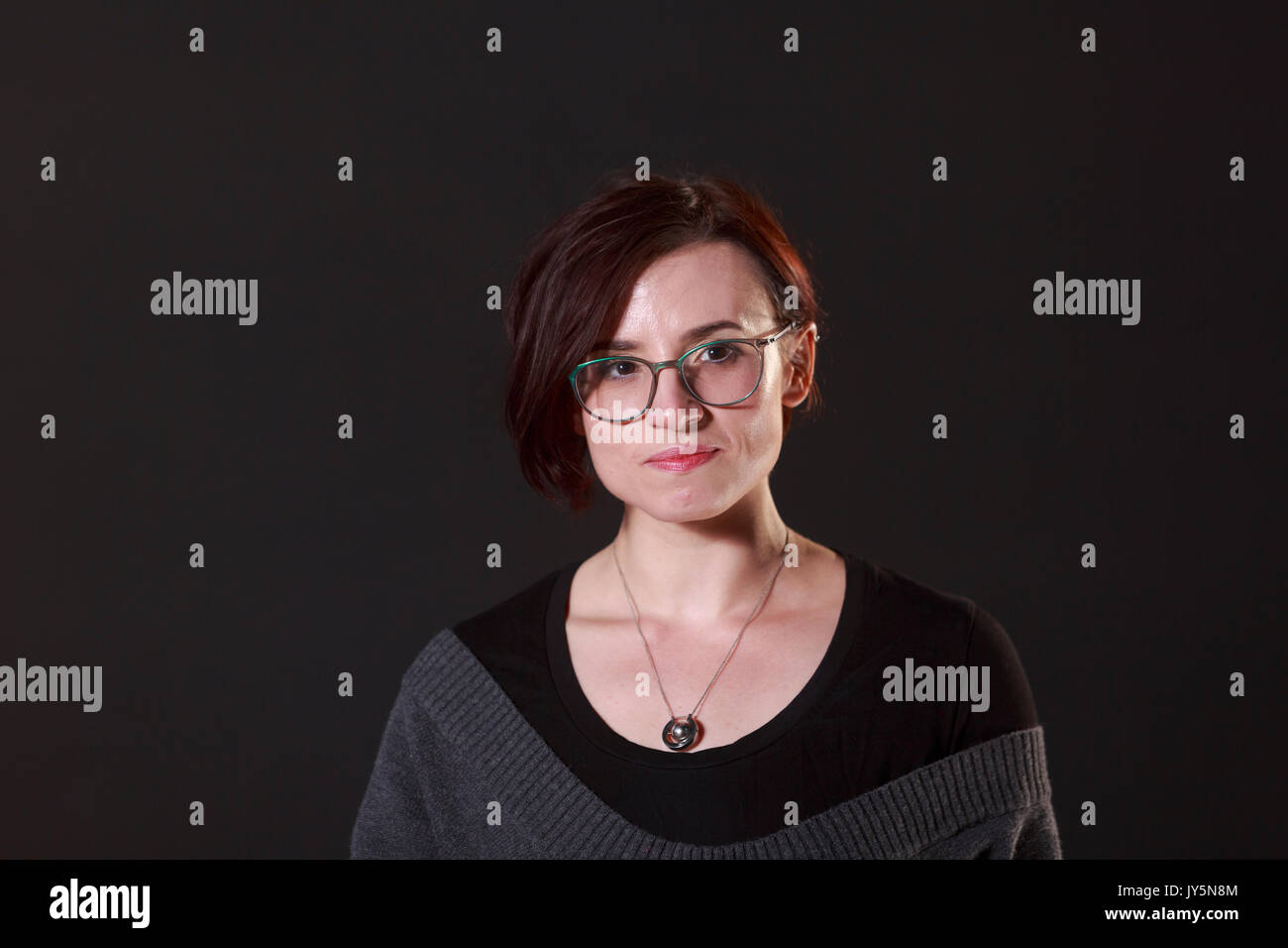 Edimburgo, Scozia il 18 agosto. Giorno 7 Edinburgh International Book Festival. Nella foto: Laurie Penny, femminista inglese columnist e l'autore. Pak@ Mera/Alamy Live News. Foto Stock