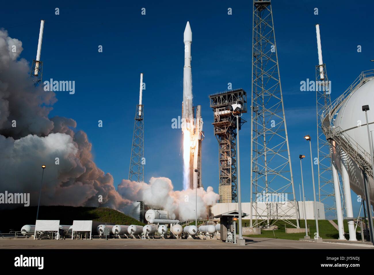 Cape Canaveral, in Florida, Stati Uniti d'America. Il 18 agosto, 2017. Il Regno lancio Alleanza Atlas V rocket solleva from Space Launch Complex 41 alla Cape Canaveral Air Force Station Agosto 18, 2017 a Cape Canaveral, in Florida. Il razzo commerciale è portatore di NASA Tracking e relè di dati satellitari, TDRS-M in orbita. Credito: Planetpix/Alamy Live News Foto Stock