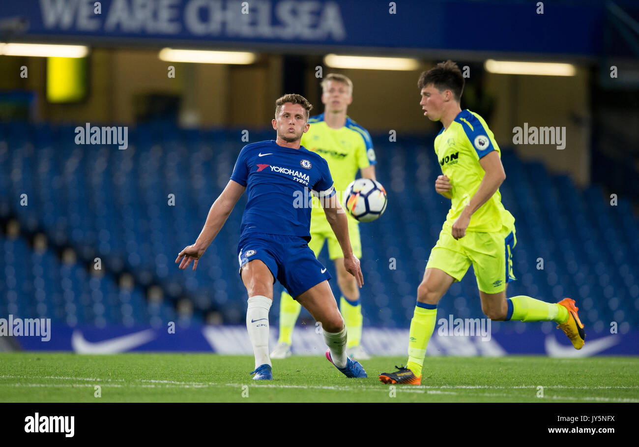 Londra, Regno Unito. 18 Agosto, 2017. Londra, Regno Unito. 18 Agosto, 2017. La Giordania HOUGHTON del Chelsea in azione sul suo ritorno dal rischio di lesioni durante l'U23 Premier League 2 match tra Chelsea e Derby County a Stamford Bridge, Londra, Inghilterra il 18 agosto 2017. Foto di Andy Rowland. **Solo uso editoriale FA Premier League e Football League sono soggetti a licenza DataCo. Credito: Andrew Rowland/Alamy Live News Credito: Andrew Rowland/Alamy Live News Foto Stock