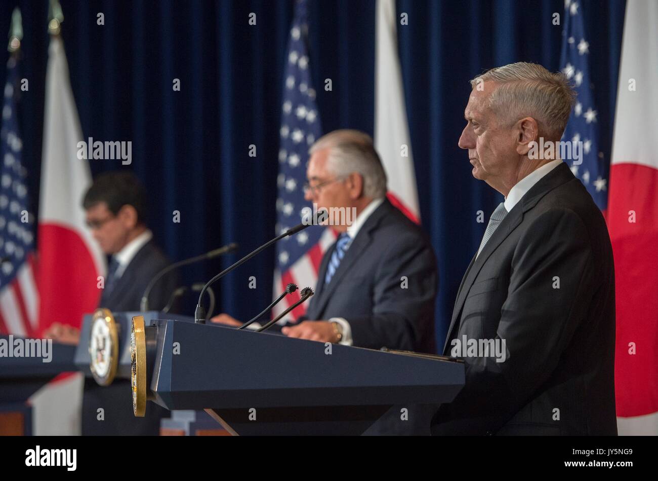 Stati Uniti Il Segretario della Difesa Jim Mattis, destro e del Segretario di Stato Rex Tillerson durante una conferenza stampa congiunta in seguito gli Stati Uniti-Giappone sulla sicurezza del Comitato consultivo Riunioni presso il Dipartimento di Stato degli Stati Uniti il 17 agosto 2017 a Washington D.C. Foto Stock