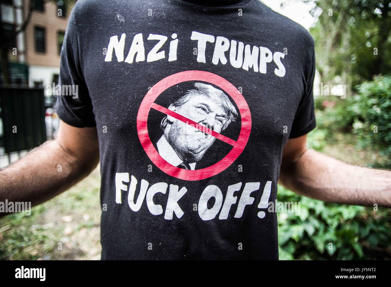 La città di New York, New York, Stati Uniti d'America. 18 Agosto, 2017. Un anti-Trump T-shirt usurate per portare alla luce la sua morbidezza percepita sulla radicale-rightists a Charlotteville. Tenuto a Brooklyn McGolrick Park, un gruppo di cittadini ha tenuto una manifestazione contro i nazisti, il Alt-Right, e 'FIERO Boys'' (quest'ultimo è un gruppo di estrema destra a terra da ex Vice commentatore Gavin McInnes, che è stato accusato di supremazia bianca e creando disordini violenti). Credito: ZUMA Press, Inc./Alamy Live News Foto Stock