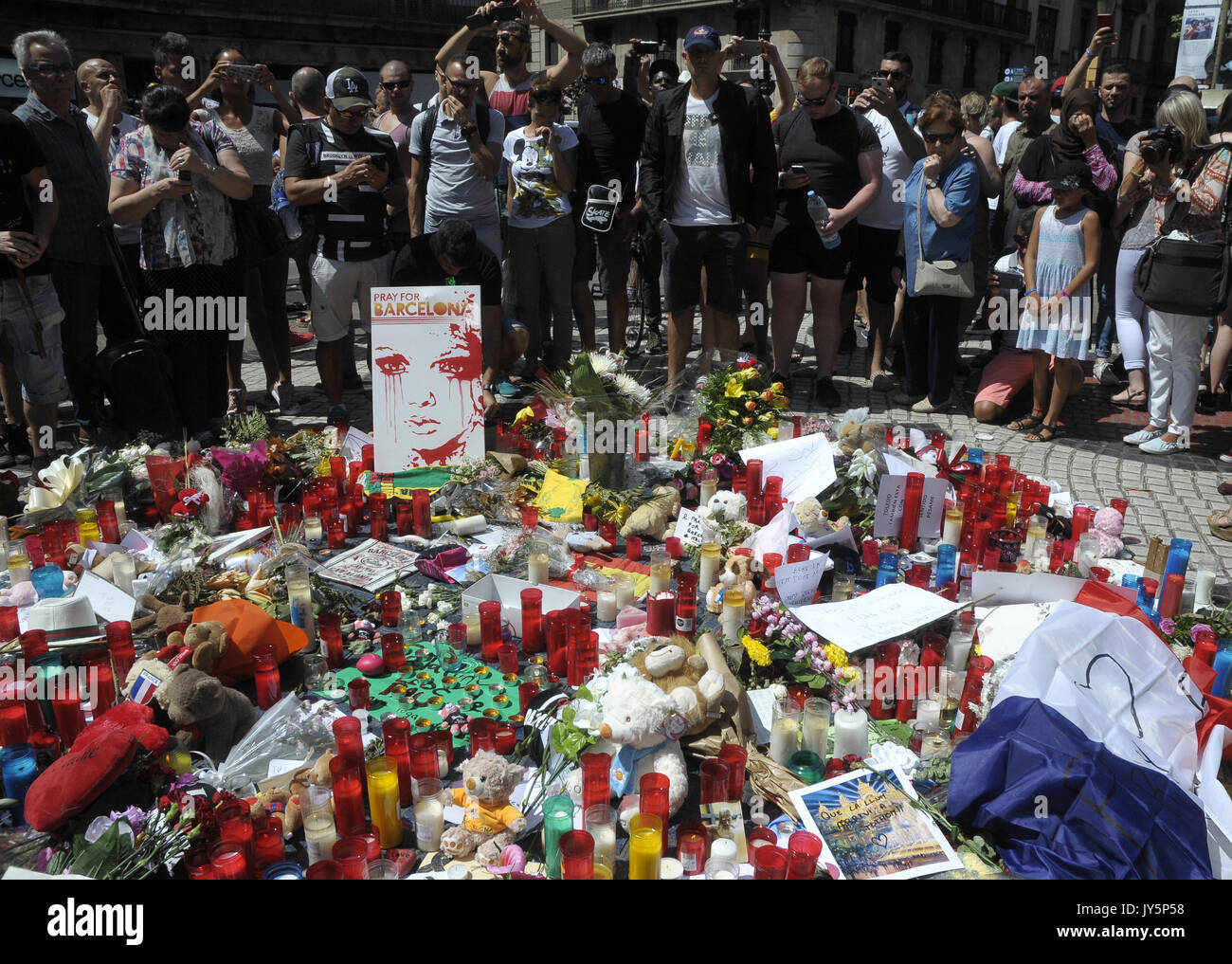 Las Ramblas, Barcelona, Spagna. Il 18 agosto 2017. Conseguenze sulle Ramblas il giorno dopo il terrorista atack in Barcellona. Credito: Rosmi Duaso/Vita Alamy News Foto Stock