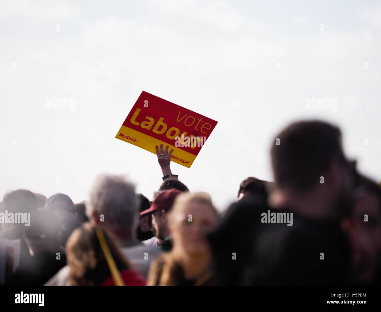 Southport, Regno Unito. Il 18 agosto, 2017. partecipare Jeremy Corbyn Rally. Il capo di lavoro la spiaggia da rally che arrotondato un giorno di campagna elettorale nel nord ovest. Credito: ALAN EDWARDS/Alamy Live News Foto Stock