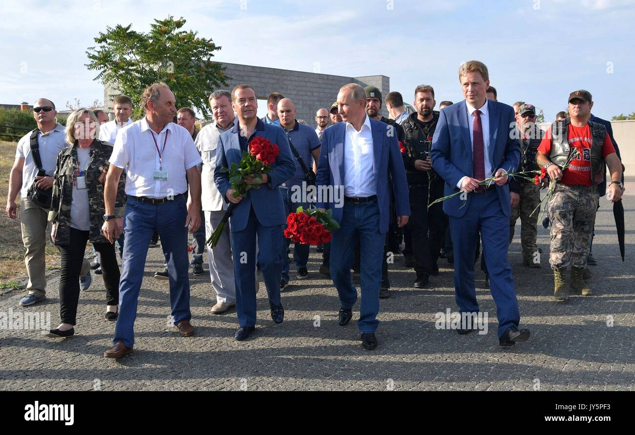 Sebastopoli, Russia. 18 Agosto, 2017. Il presidente russo Vladimir Putin, centro, Primo Ministro Dmitry Medvedev, sinistra e deliberando governatore di Sevastopol Dmitry Ovsyannikov, destra durante una cerimonia per onorare la memoria di Sevastopol's difensori durante la II Guerra Mondiale al Maxim Gorky fortezza 35th batteria costiera memorial Agosto 18, 2017 a Sebastopoli, Crimea, Russia. Credito: Planetpix/Alamy Live News Foto Stock