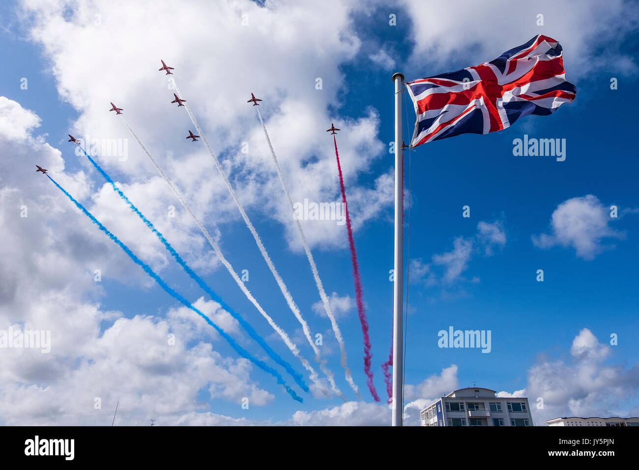 Eastbourne, Inghilterra, Regno Unito. Il 18 agosto 2017. Il giorno 2 della Airbourne, il popolare costa sud di mare su airshow il venticinquesimo anniversario della sua fondazione. Le frecce rosse RAF aerobatic team arriva, sorvolo una bandiera europea sul Martello Tower sul lungomare di Eastbourne. Credito: Malcolm Park / Alamy Live News Foto Stock