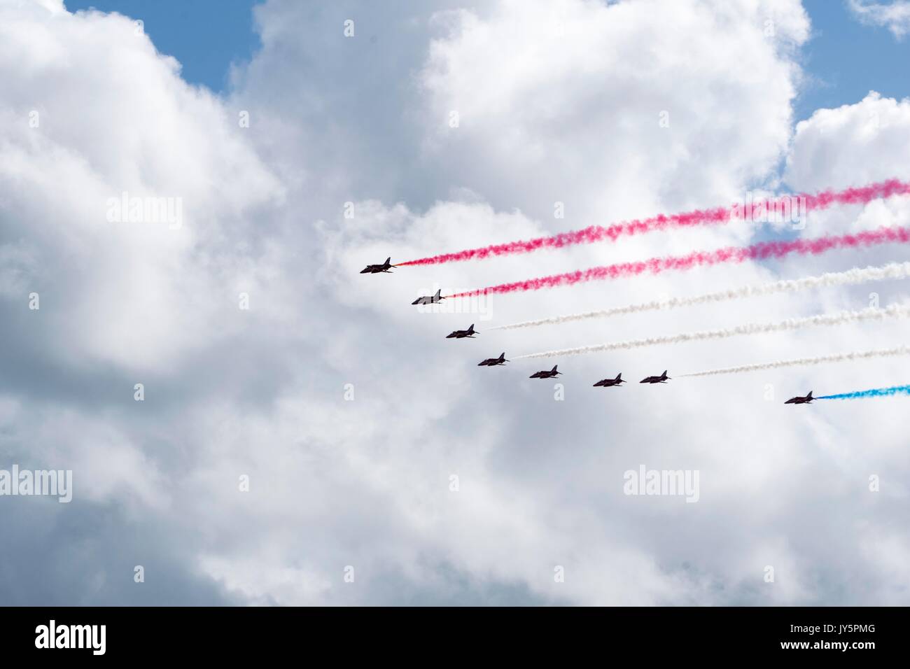 Eastbourne, Regno Unito. 18 Agosto, 2017. Le frecce rosse in esecuzione al Airbourne 2017 Credit: Andrew Shawcross/Alamy Live News Foto Stock