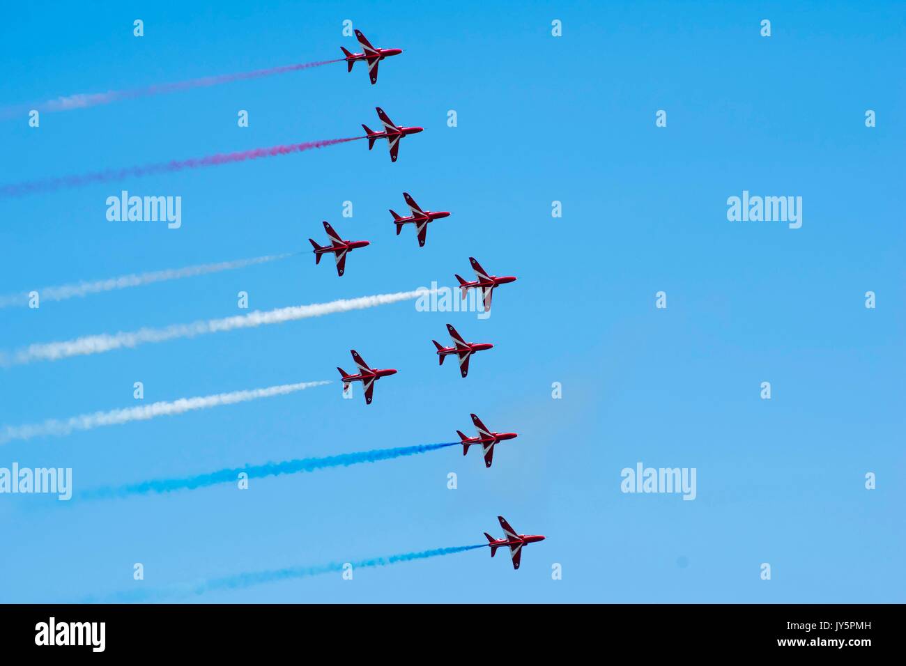 Eastbourne, Regno Unito. 18 Agosto, 2017. Le frecce rosse in esecuzione al Airbourne 2017 Credit: Andrew Shawcross/Alamy Live News Foto Stock