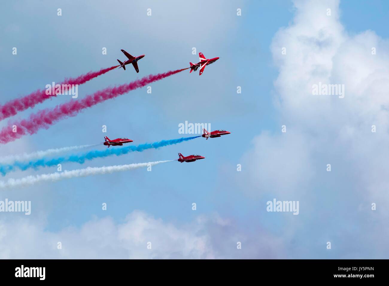 Eastbourne, Regno Unito. 18 Agosto, 2017. Le frecce rosse in esecuzione al Airbourne 2017 Credit: Andrew Shawcross/Alamy Live News Foto Stock