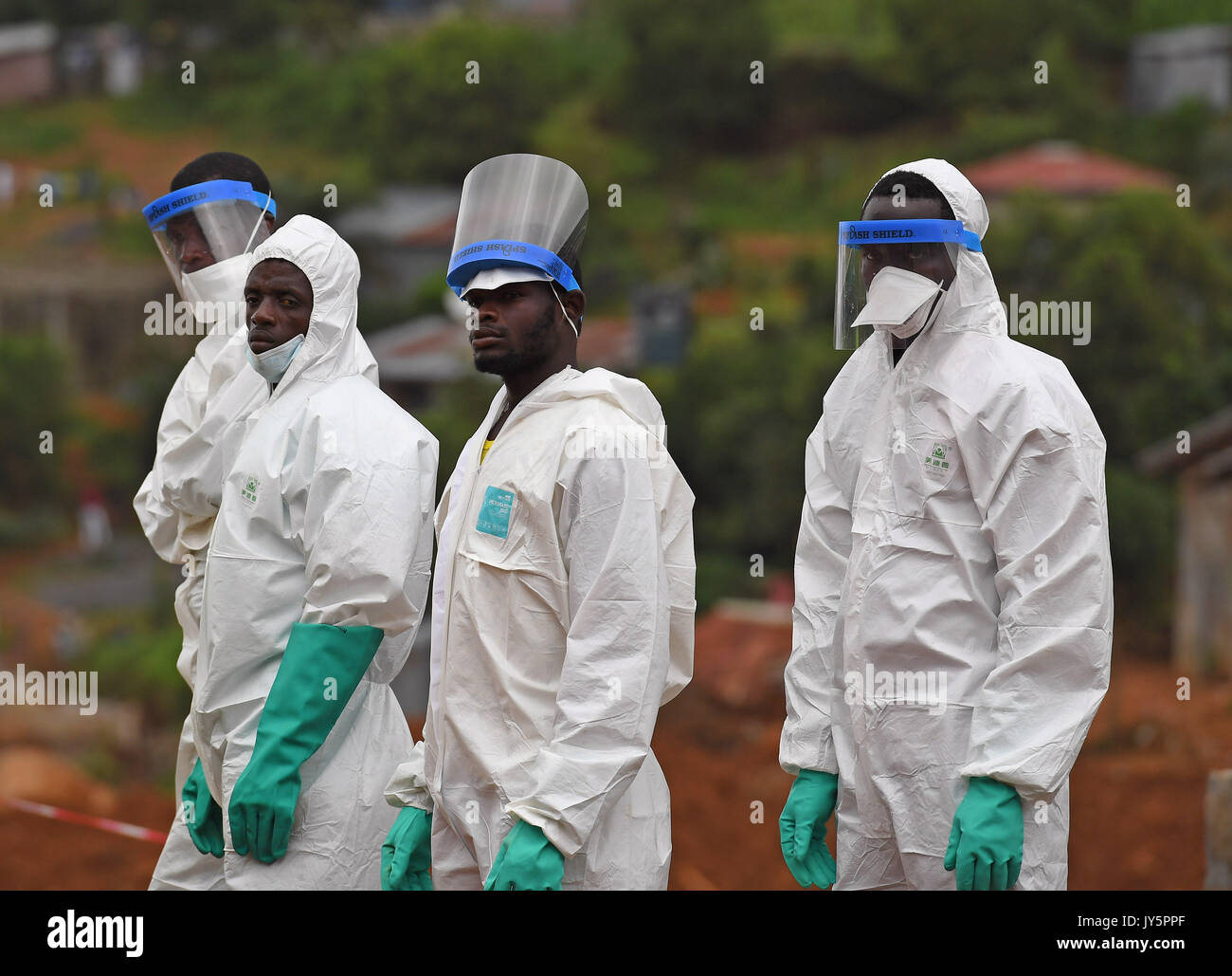 Freetown, Leone. 18 Agosto, 2017. Il lavoro dei soccorritori sul sito delle colate di fango a Freetown, capitale dell?della Sierra Leone, in Agosto 18, 2017. L'Ufficio delle Nazioni Unite per il Coordinamento degli Affari Umanitari (OCHA) venerdì ha detto che più di 400 persone hanno perso le loro vite in colate di fango che era avvenuto il 14 agosto e che diverse centinaia di persone sono state ancora mancante, il che significa che il numero di vittime potrebbe ancora aumentare. Credito: Chen Cheng/Xinhua/Alamy Live News Foto Stock