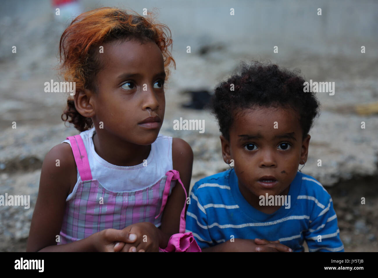 Agosto 15, 2017 - Lo Yemen è rivolto verso la più grande epidemia di colera in tutto il mondo, con quasi 2 mila persone di perdere la loro vita dalla malattia trasportato per via d'acqua e quasi mezzo milione di casi sospetti a partire dal mese di aprile di quest'anno secondo l Organizzazione Mondiale della Sanità. La guerra in atto nel paese a partire dal marzo 2015 ha causato la distruzione delle infrastrutture del paese, il deterioramento di igiene e pulizia condizioni la mancanza della raccolta dei rifiuti nelle grandi città, come pure una profonda crisi umanitaria, con milioni di persone colpite dalla carestia e dalla malnutrizione e tagliato di Foto Stock