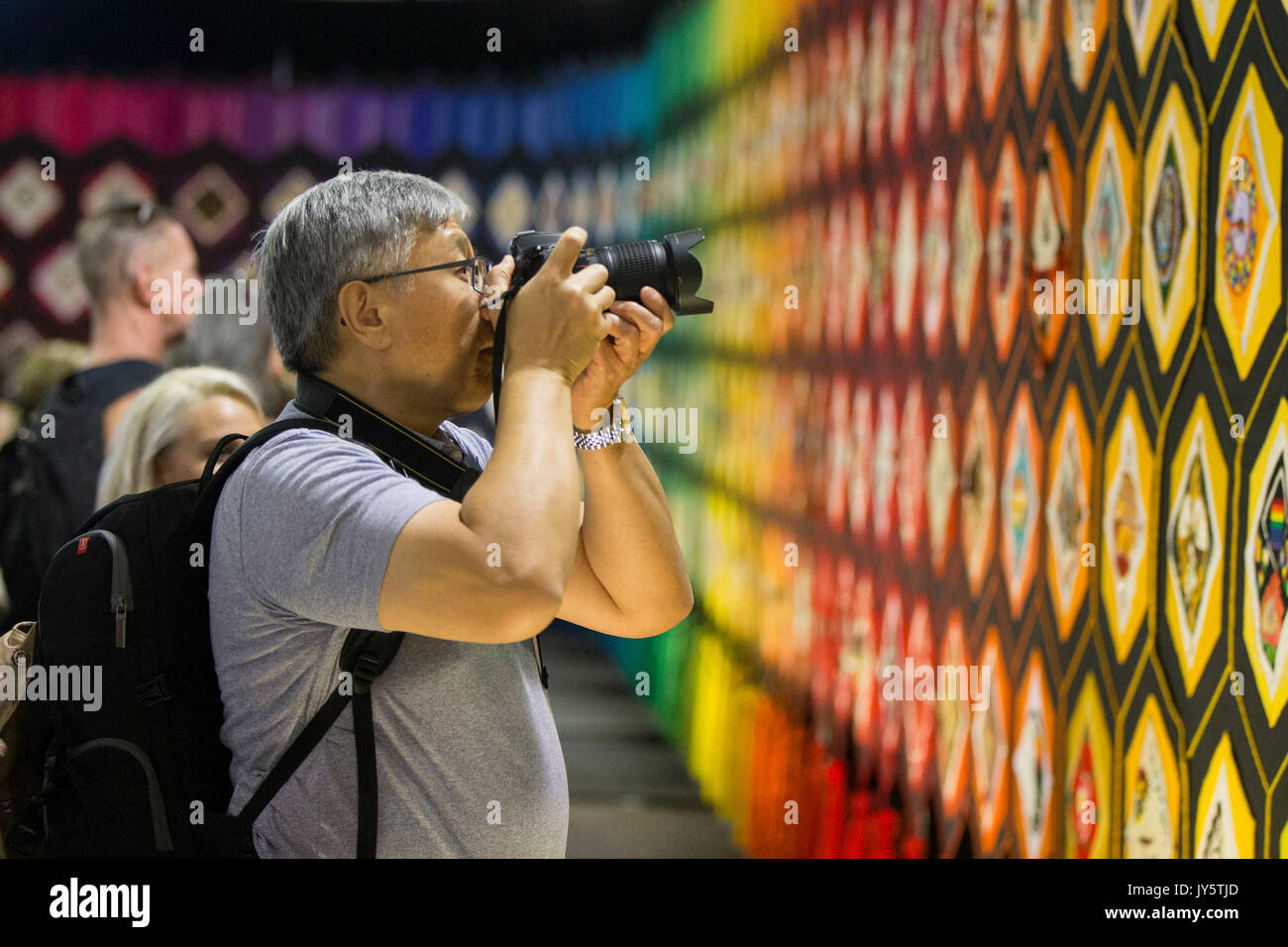 Toronto, Canada. 18 Agosto, 2017. Un visitatore prende le foto del panno di appartenenti a 139a Canadian National Exhibition a Toronto in Canada, e il agosto 18, 2017. La trapunta di appartenenza è un 36-metro-lungo e 3,5-metro-alta collaborativo opere d'arte tessile con 263 blocchi che rappresentano i gruppi aborigeni e immigrati in Canada. Credito: Zou Zheng/Xinhua/Alamy Live News Foto Stock