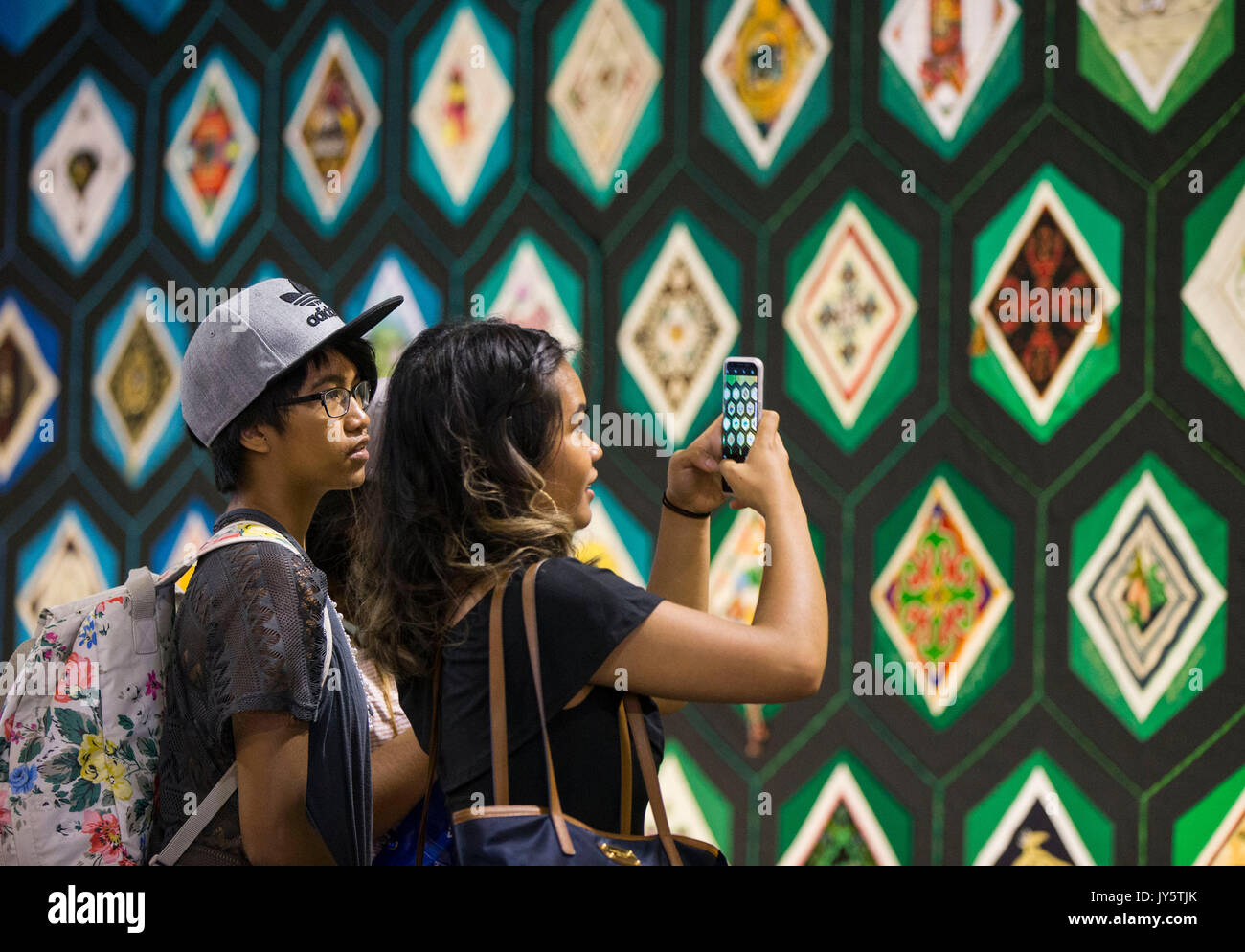 Toronto, Canada. 18 Agosto, 2017. I visitatori di scattare foto del panno di appartenenti a 139a Canadian National Exhibition a Toronto in Canada, e il agosto 18, 2017. La trapunta di appartenenza è un 36-metro-lungo e 3,5-metro-alta collaborativo opere d'arte tessile con 263 blocchi che rappresentano i gruppi aborigeni e immigrati in Canada. Credito: Zou Zheng/Xinhua/Alamy Live News Foto Stock