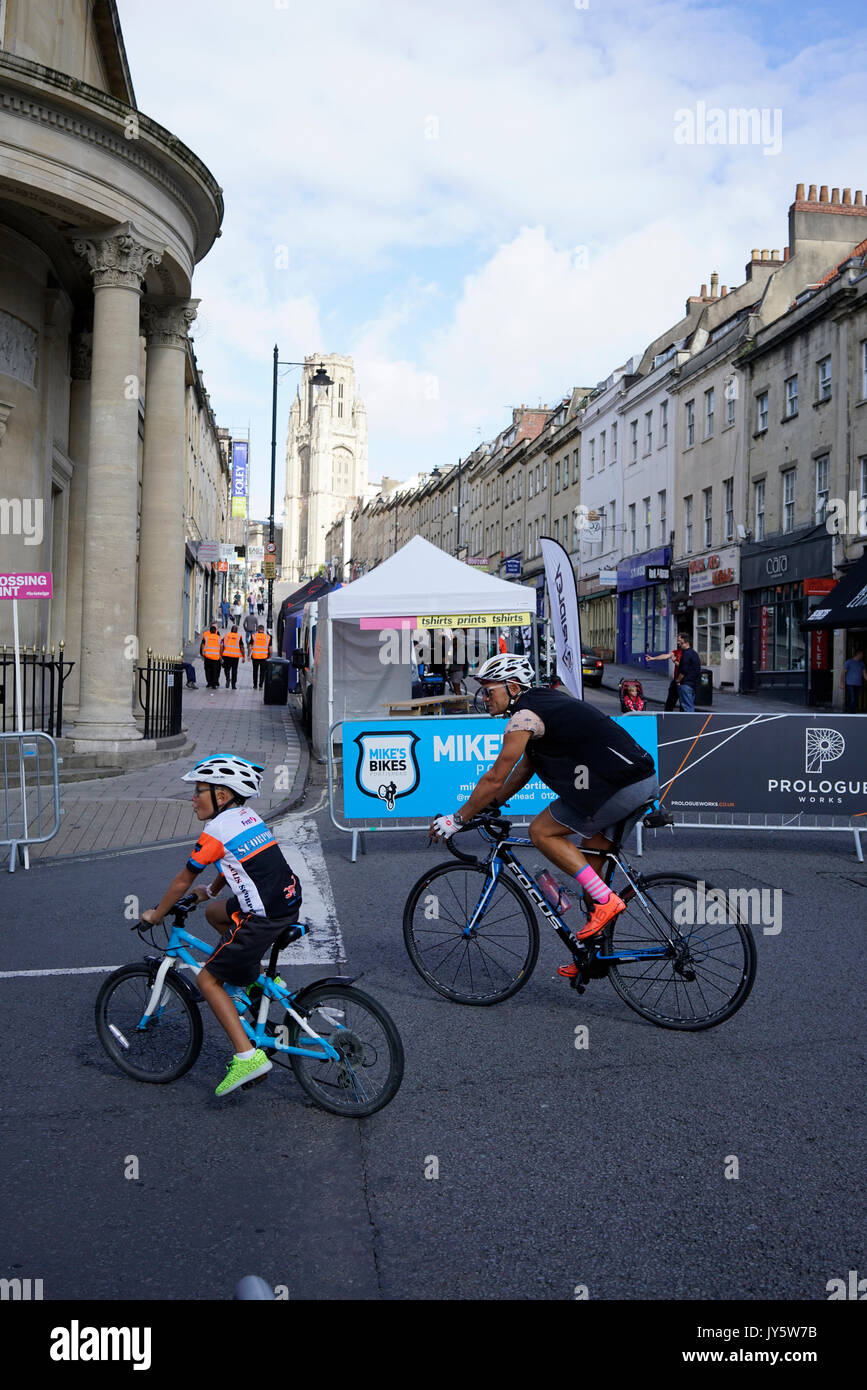 Bristol, Regno Unito, 19 agosto 2017. I ciclisti di tutte le età sono stati in grado di provare il corso per il Bristol Grand Prix precedendo la gara principale di sabato. "L amore la vostra moto' evento ciclisti ha dato la possibilità di assaggiare il percorso, partendo in Park Street, per una quota di iscrizione di € 1,50 con proventi di andare a Bristol il cancro West paziente giovane appello. Il Grand Prix del sabato è seguita la domenica da HSBC Regno Unito città in bicicletta per famiglie a Bristol il parco del castello. Credito: mfimage/Alamy Live News Foto Stock