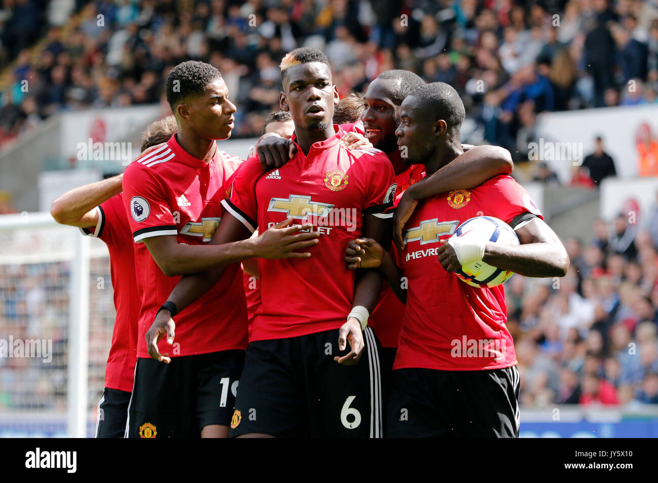 MARCUS RASHFORD PAUL POGBA R Swansea City FC V MANCHESTER U LIBERTY STADIUM SWANSEA in Galles Il 19 agosto 2017 Foto Stock