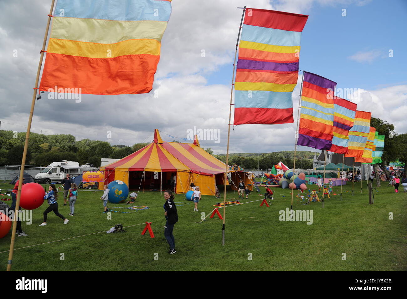 Henley-on-Thames, Oxfordshire, Regno Unito. 19 Agosto, 2017. Migliaia di festaioli divertirsi aspettando con impazienza la musica dal vivo degli anni ottanta a questa edizione del Festival di riavvolgimento Sud 2017 sul suo primo giorno di credito: Uwe Deffner/Alamy Live News Foto Stock