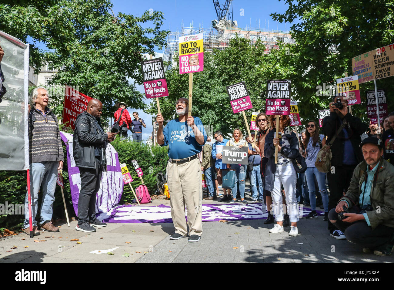 Londra, Regno Unito. 19 Ago, 2017. I manifestanti si raccolgono al di fuori dell'ambasciata americana di Grosvenor Square a Londra per protestare contro la guerra, razzismo e fanatismo da Trump administration organuzed da fermare la guerra coalizione Credit: amer ghazzal/Alamy Live News Foto Stock