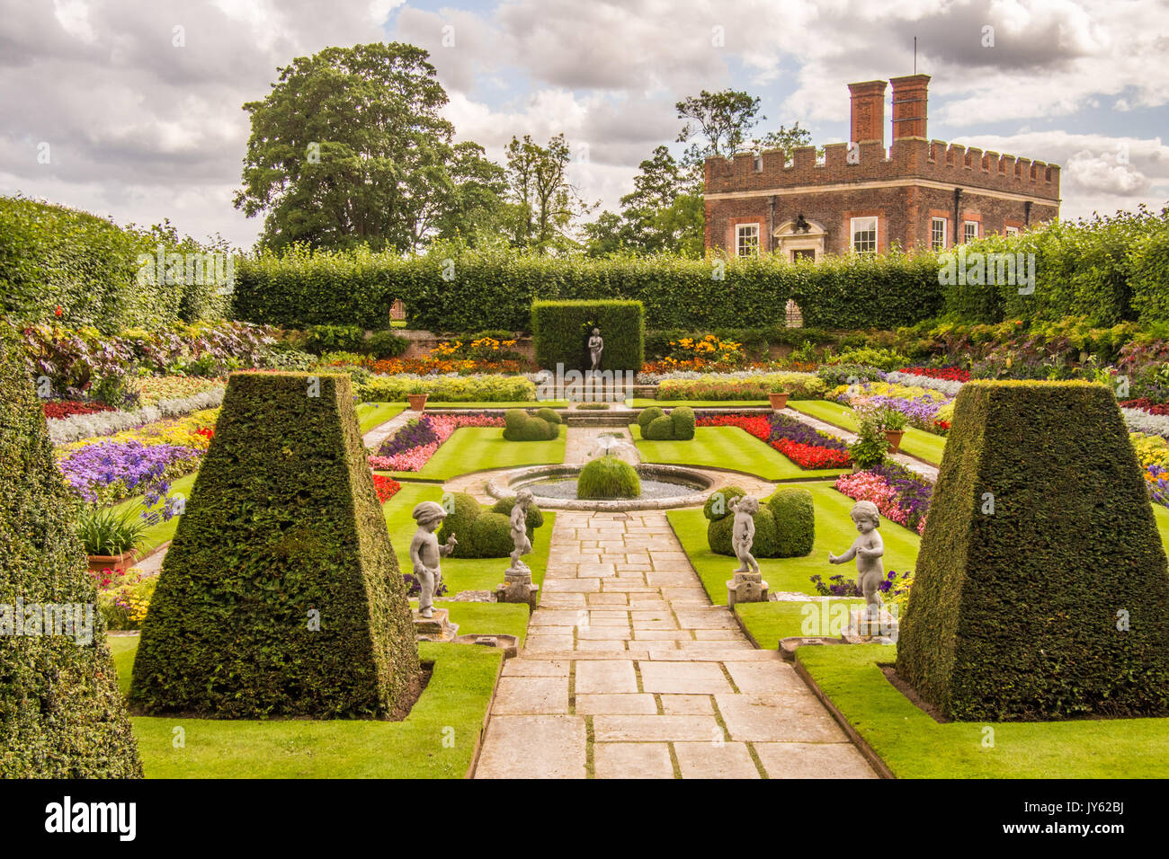 Uno dei molti giardini a Hampton Court. Guglielmo III di Banqueting House è in background, Richmond Upon Thames, London. Foto Stock