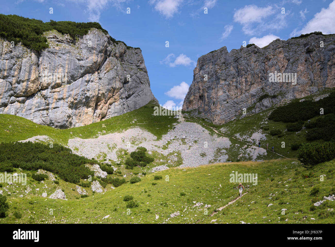 Gli escursionisti alla roccia porta detta Steinernes Tor vicino Dalfaz alp, Tirolo, Austria Foto Stock