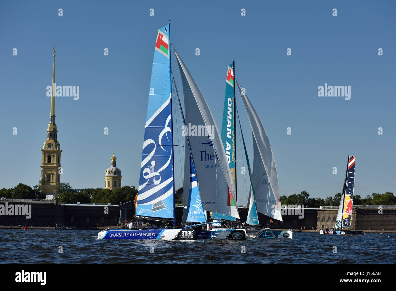 San Pietroburgo, Russia - Agosto 20, 2015: Extreme 40 catamarani durante il primo giorno di San Pietroburgo stadio di Extreme serie di vela. Red Bull Vela Foto Stock