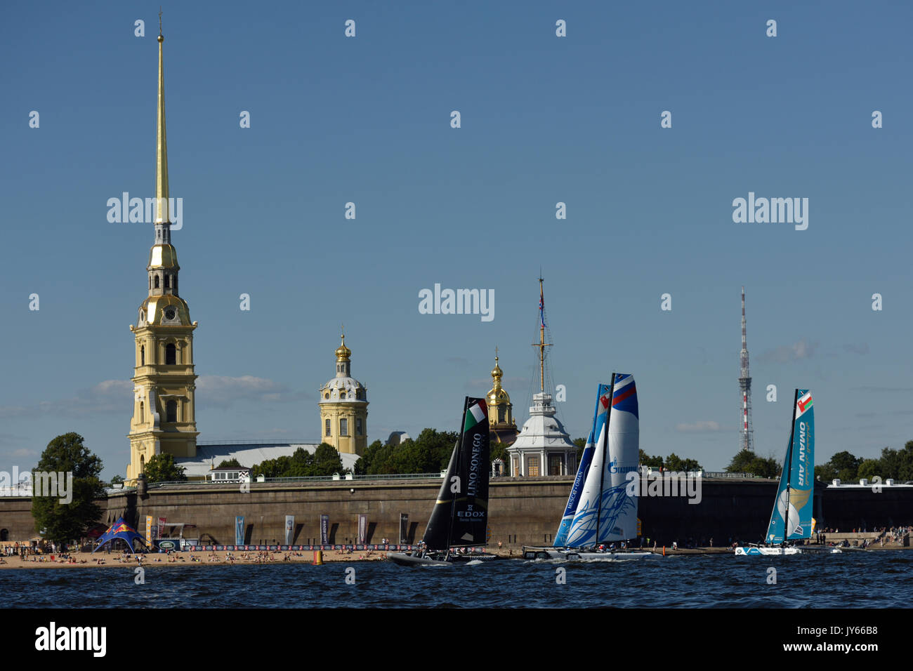 San Pietroburgo, Russia - Agosto 20, 2015: Extreme 40 catamarani durante il primo giorno di San Pietroburgo stadio di Extreme serie di vela. Red Bull Vela Foto Stock