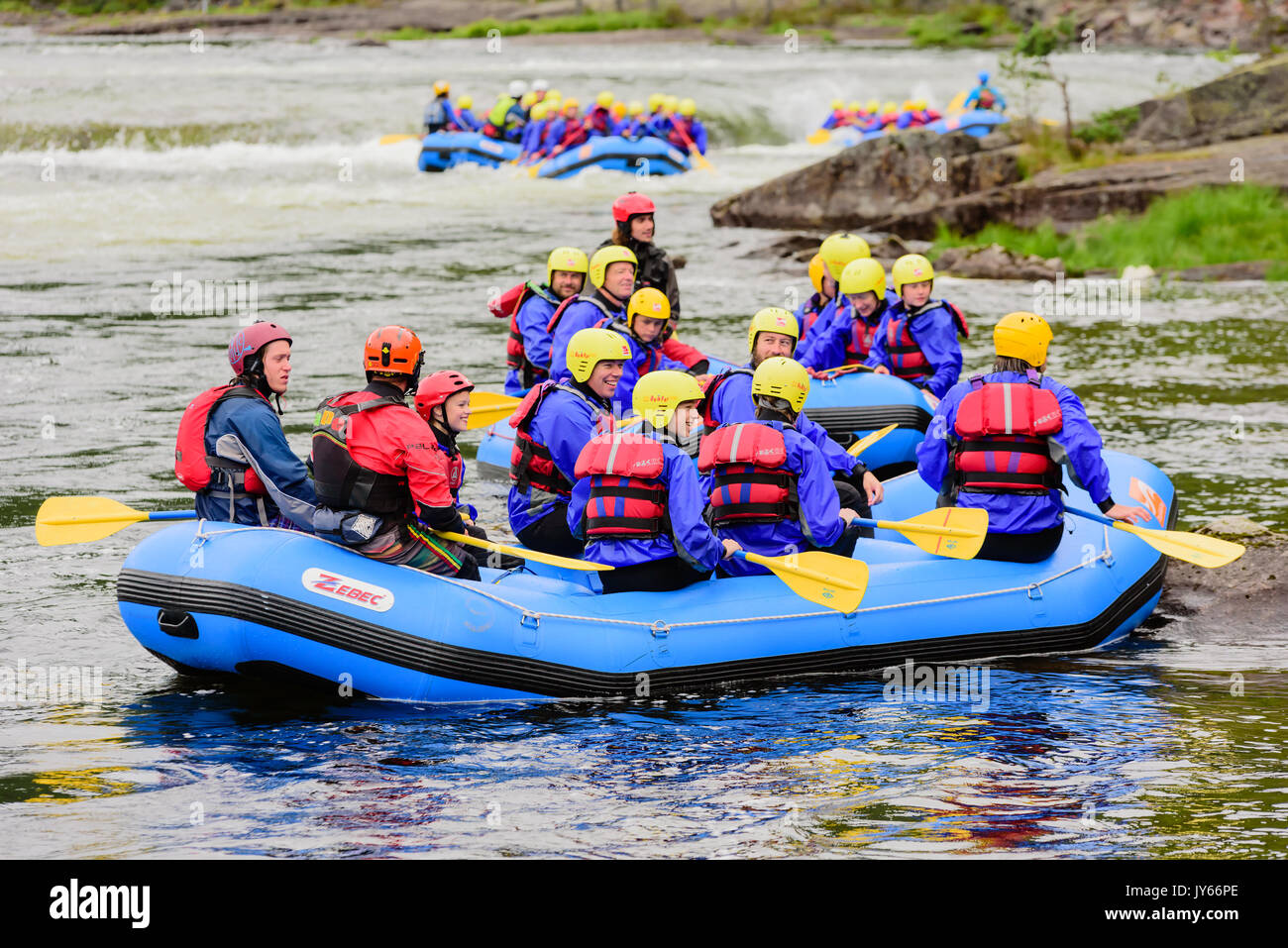 Byglandsfjord, Norvegia - 1 Agosto 2017: Travel documentario di rafting gruppo appena dopo un avventura sul fiume. Volti sorridenti e un momento di calma befo Foto Stock