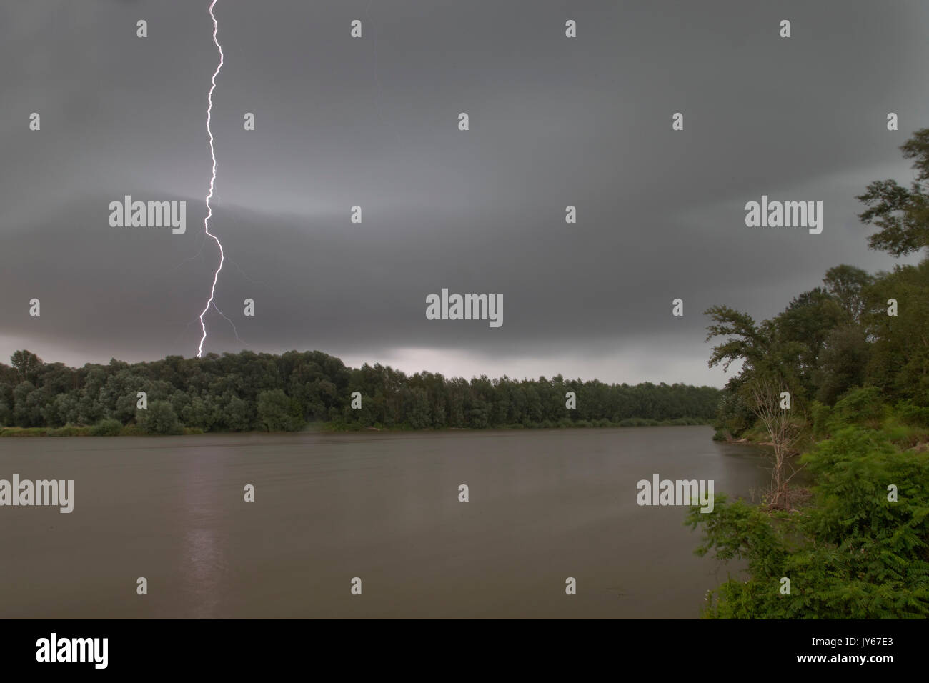 Tempesta con lampi al fiume Drava Foto Stock
