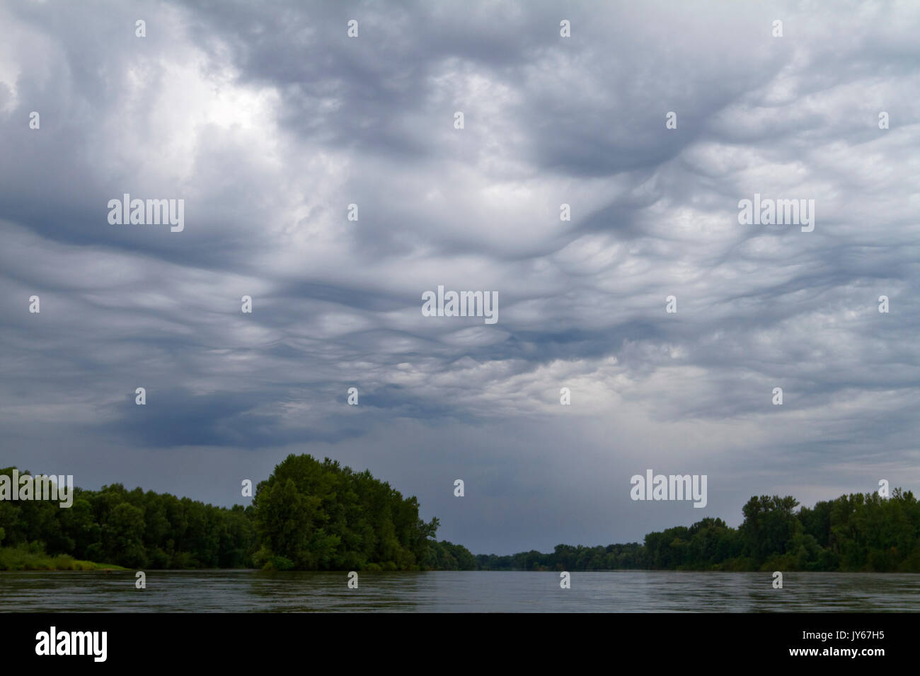 Tempesta, nuvole scure sul fiume Drava Foto Stock