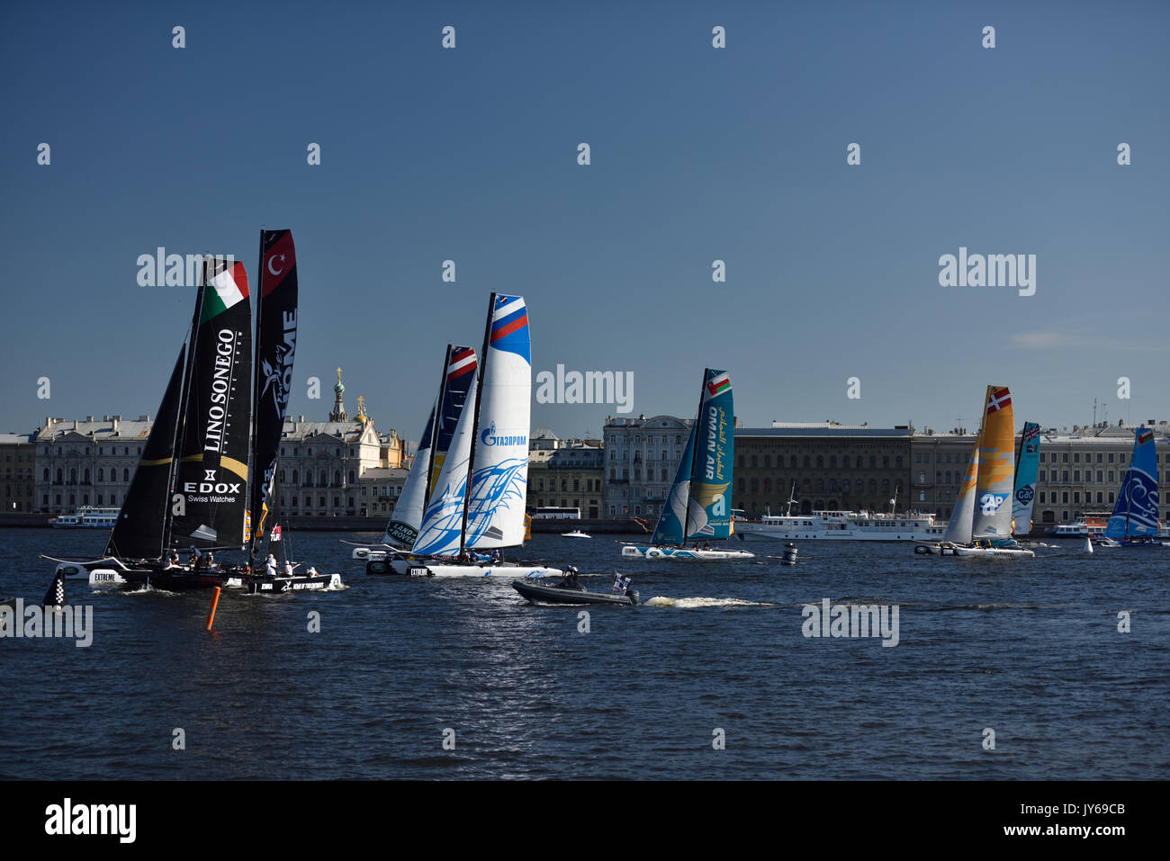 San Pietroburgo, Russia - Agosto 23, 2015: Extreme 40 catamarani durante l ultimo giorno di San Pietroburgo stadio di Extreme serie di vela. L'onda Musca Foto Stock