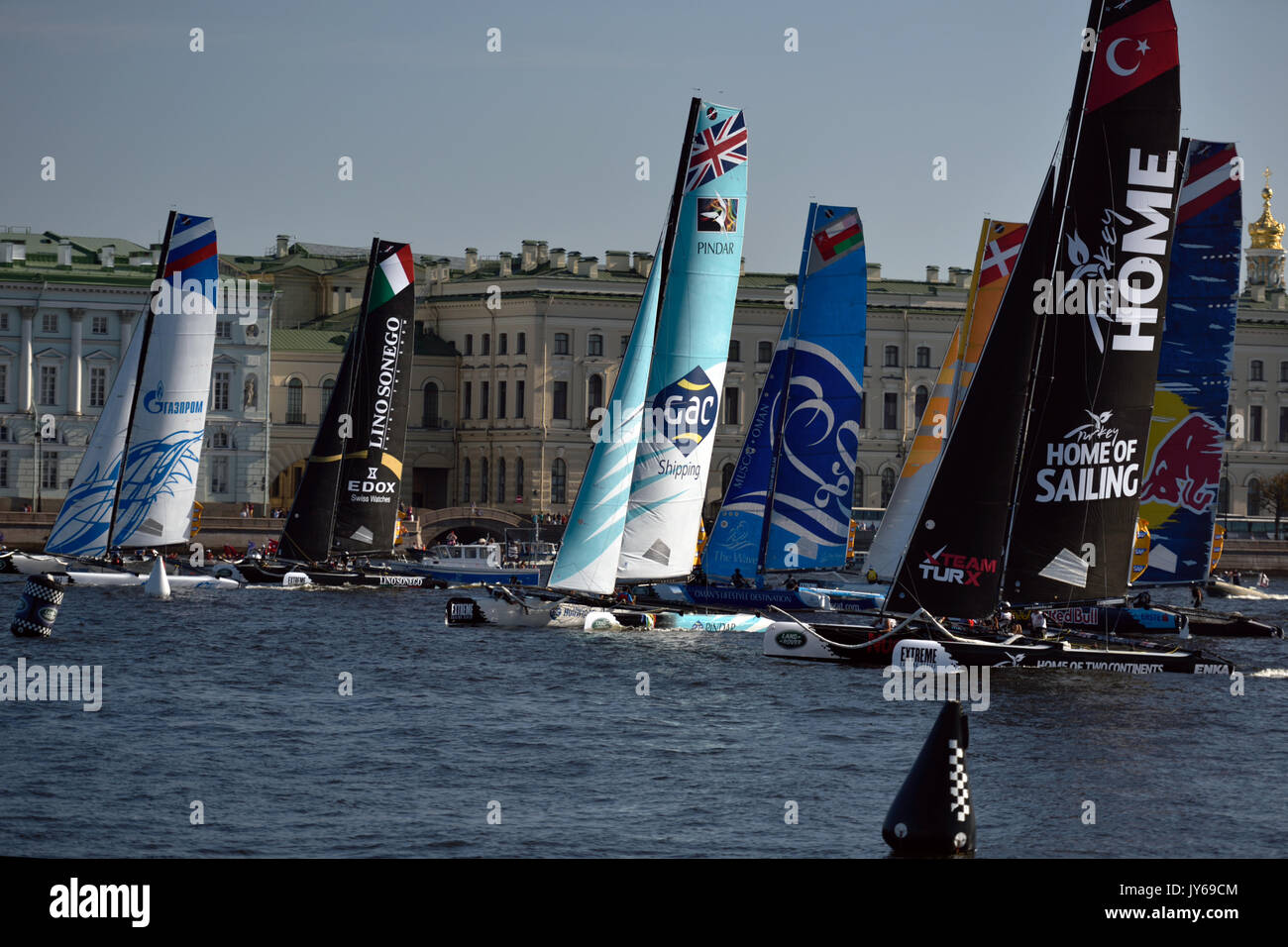 San Pietroburgo, Russia - Agosto 23, 2015: Extreme 40 catamarani durante l ultimo giorno di San Pietroburgo stadio di Extreme serie di vela. L'onda Musca Foto Stock