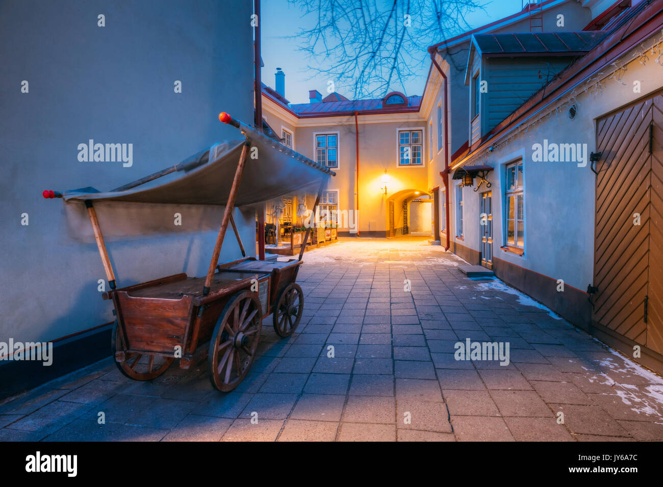 Tradizionale antica medievale europea il carrello è nella vecchia strada notte di città europea. Foto Stock