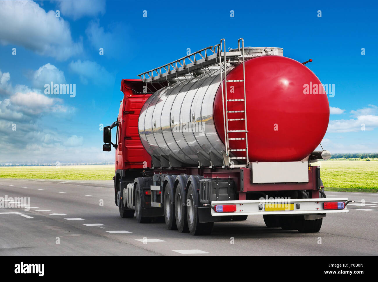 ROSTOV / DON. La RUSSIA. M4-DON. Giugno 16, 2016. Il rimorchio trasporta automobili sulla autostrada M4 Don. Giugno 16. La Russia Foto Stock