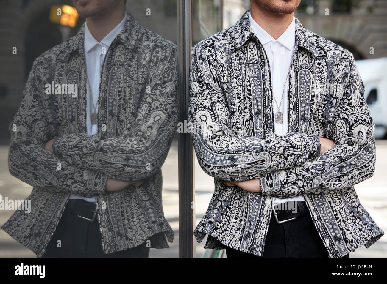 La sezione centrale dell'Uomo in camicia modellata con le braccia incrociate Foto Stock