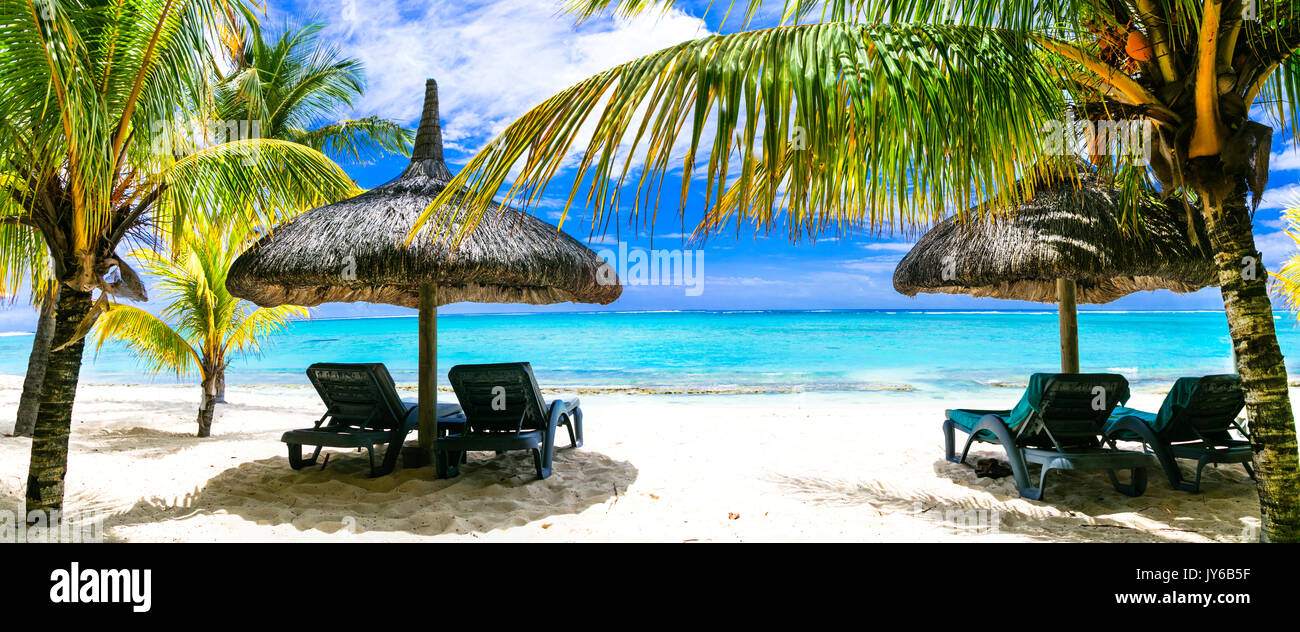 Rilassante scenario di spiaggia con ombrelloni e sedie a sdraio. Vacanze di lusso in isola Maurizio Foto Stock