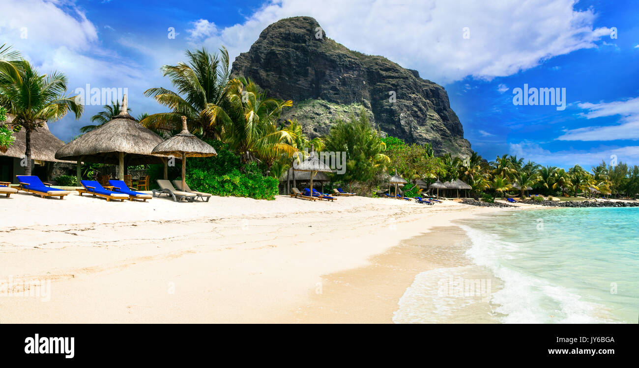 Vacanze tropicali in sorprendente isola Mauritius. vista con la famosa roccia di Le Morne Foto Stock